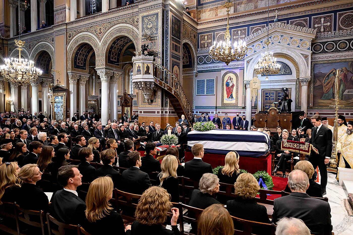 Pablo, hijo del ex rey, ofreció unas palabras recordando a su padre, “vivirás para siempre en nuestros corazones. Dedicaste tu último aliento a Grecia”, dijo.