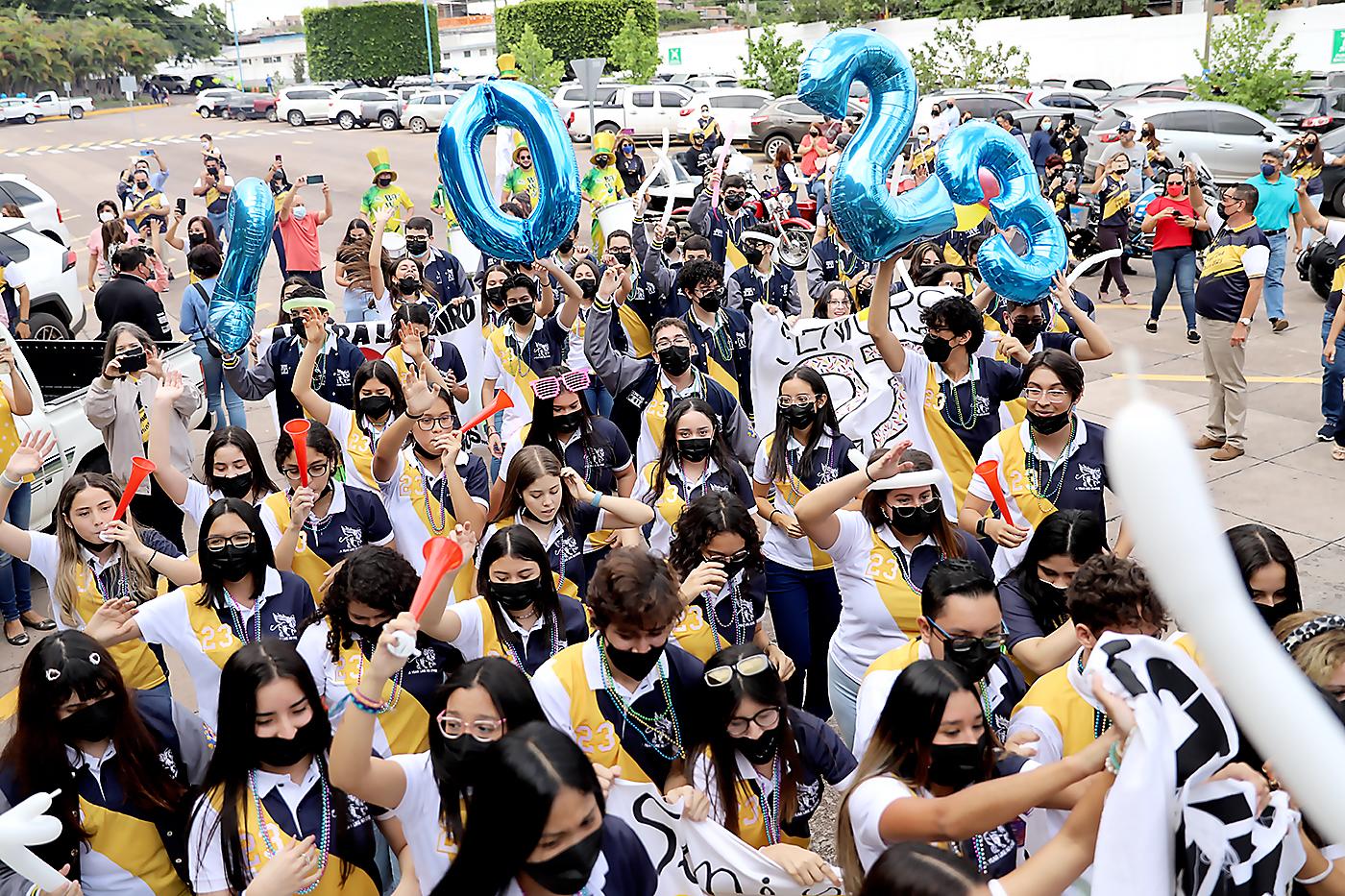 Los seniors rumbo al gimnasio escolar