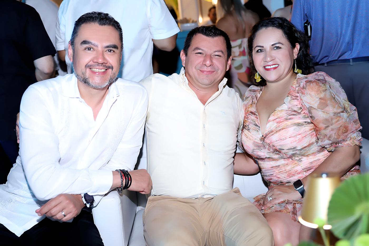 José González, Ted Tejada y Emelita Tejada.