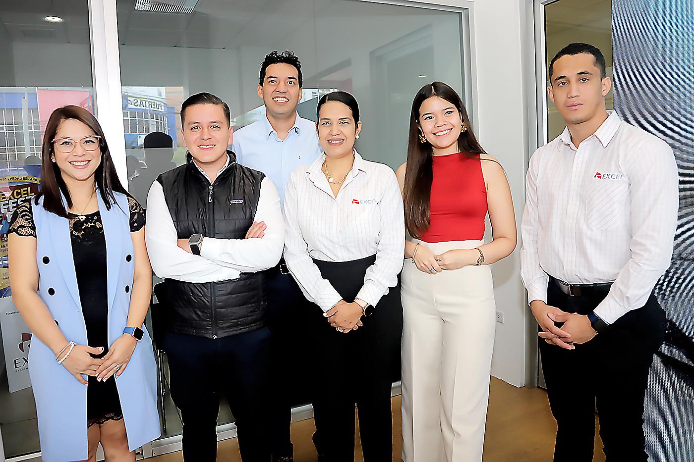 Laura Munguía, Rodrigo López, Hugo Flores, Ana Laitano, Alejandra Figueroa y Fabrizzio Reaños. 