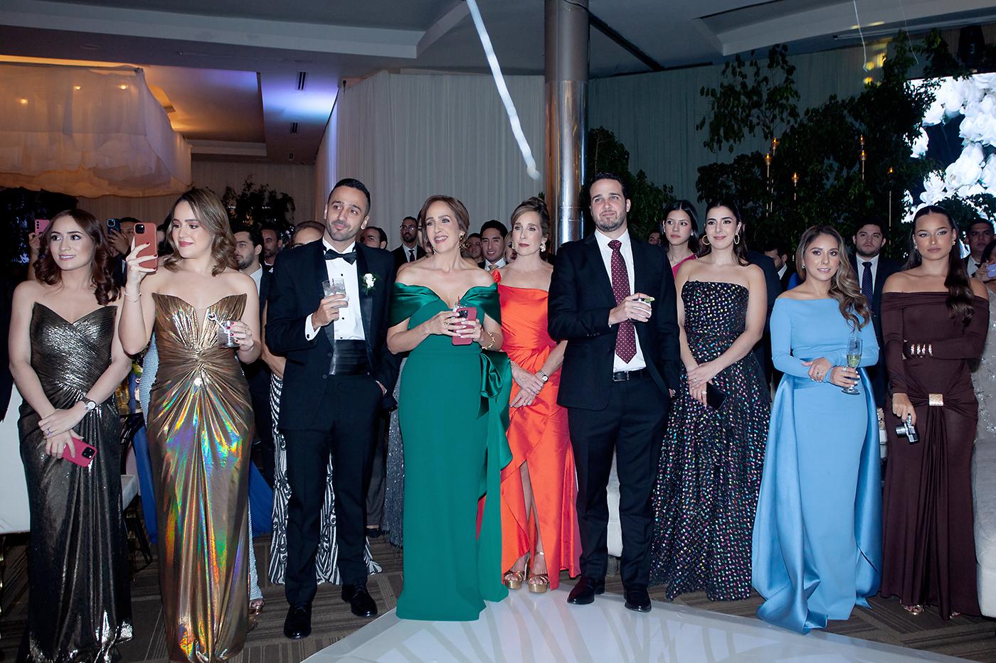 Invitados a la recepción de los enamorados Dalton y Annie.