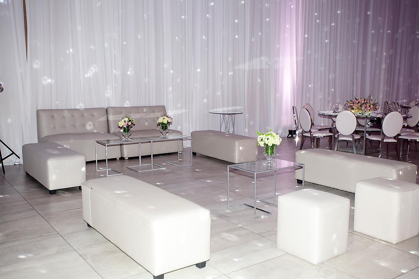 Salas lounge fueron instaladas para comodidad de los invitados.