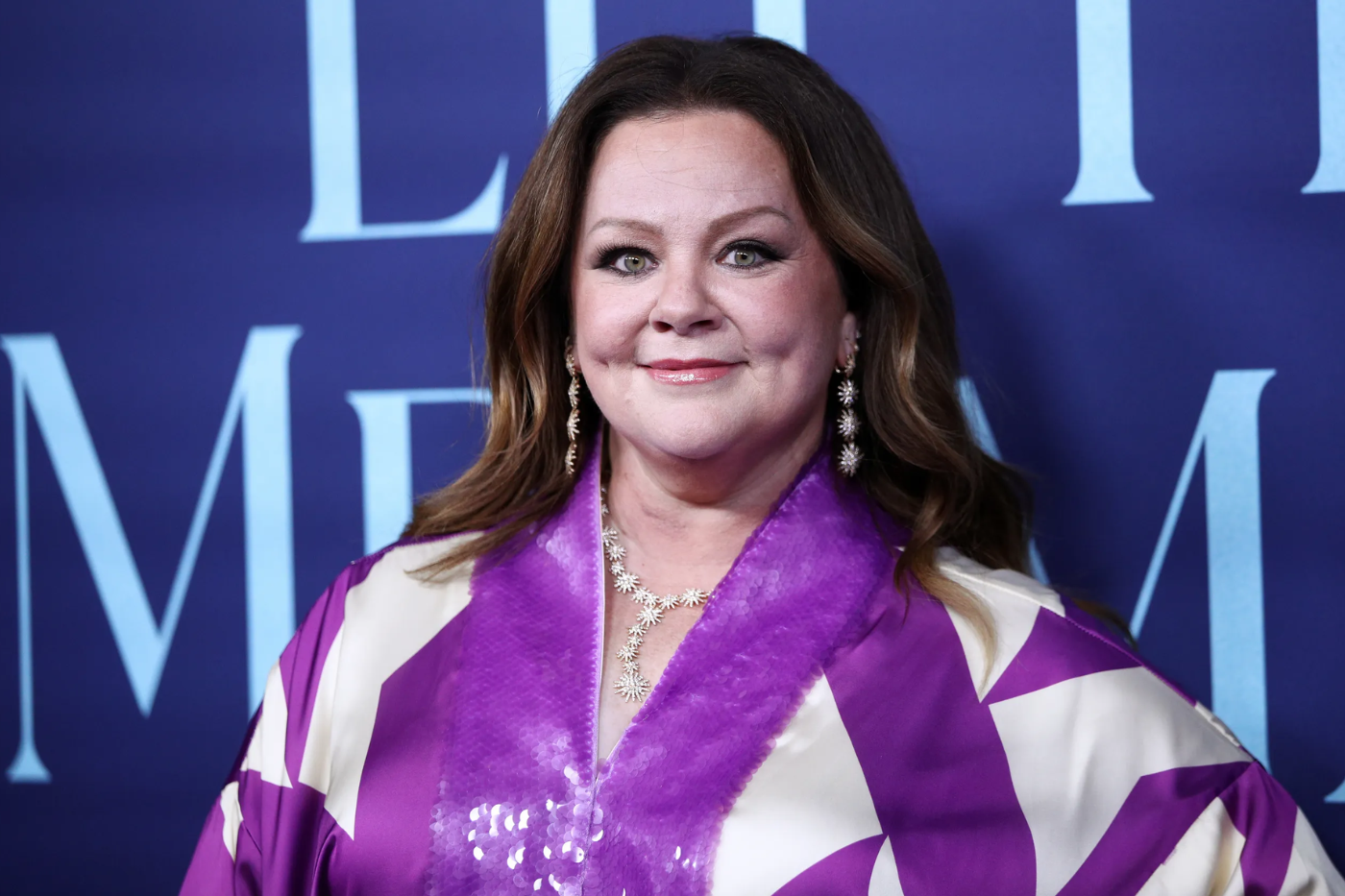 <b>Melissa McCarthy,</b> la polifacética actriz, comediante, escritora, diseñadora de moda y productora estadounidense, se une al elenco de presentadores de la noche. Con una trayectoria impresionante que incluye numerosos galardones, como dos premios Primetime Emmy, así como nominaciones para dos premios Óscar y dos premios Globo de Oro, McCarthy aporta su carisma y talento a esta prestigiosa ocasión de celebración cinematográfica.