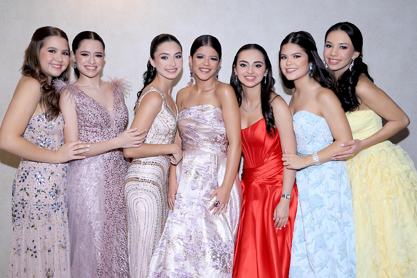 En una noche mágica, llena de emoción y expectativas, los Seniors 2025 de la Escuela Americana de Tegucigalpa celebraron su tan esperado Prom. Tras un emotivo desfile junto a sus padres y un brindis cargado de sentimientos, la fiesta dio inicio, marcando el comienzo de una velada inolvidable para esta generación.