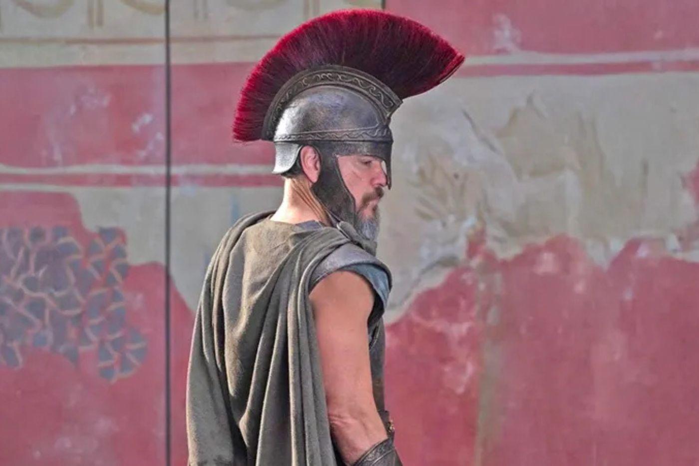 <b>La Odisea - En cines - 17 de julio</b>El legendario Odiseo lucha por regresar a Ítaca tras la Guerra de Troya, enfrentándose a peligros épicos y criaturas míticas. En su largo viaje, desafía a dioses caprichosos y supera obstáculos casi imposibles. Cada desafío pone a prueba su ingenio, valentía y resistencia. Su mayor deseo es reencontrarse con su amada Penélope y recuperar su hogar, enfrentando un destino lleno de aventuras inolvidables y lecciones de coraje. A lo largo del camino, la fidelidad, el honor y la astucia serán sus mejores aliados en esta odisea inolvidable.