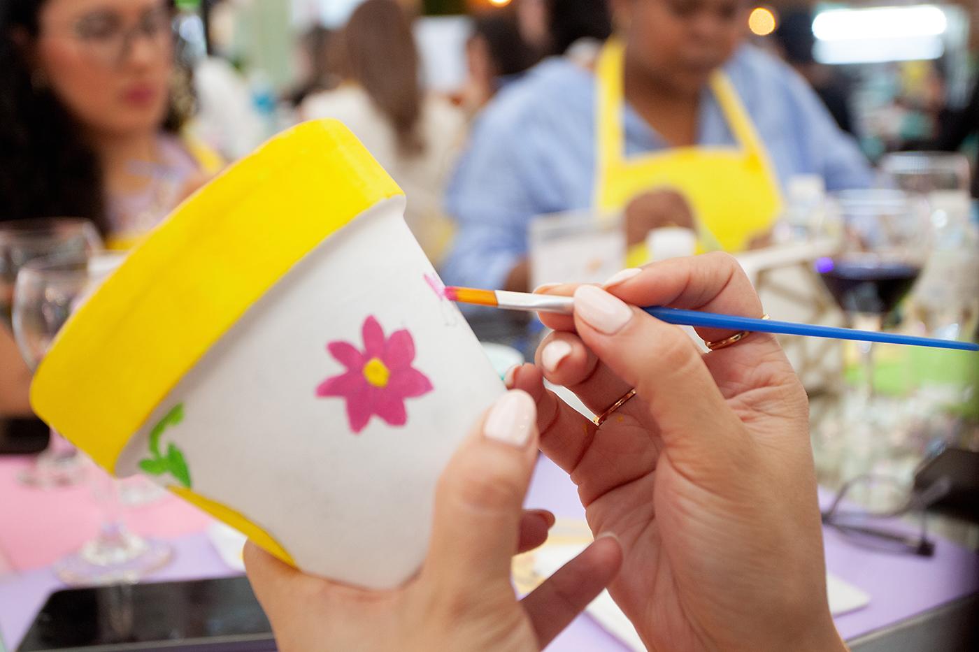 Cada invitado dibujó y diseñó su maceta, dirigidos por las asistentes de Letrazos.