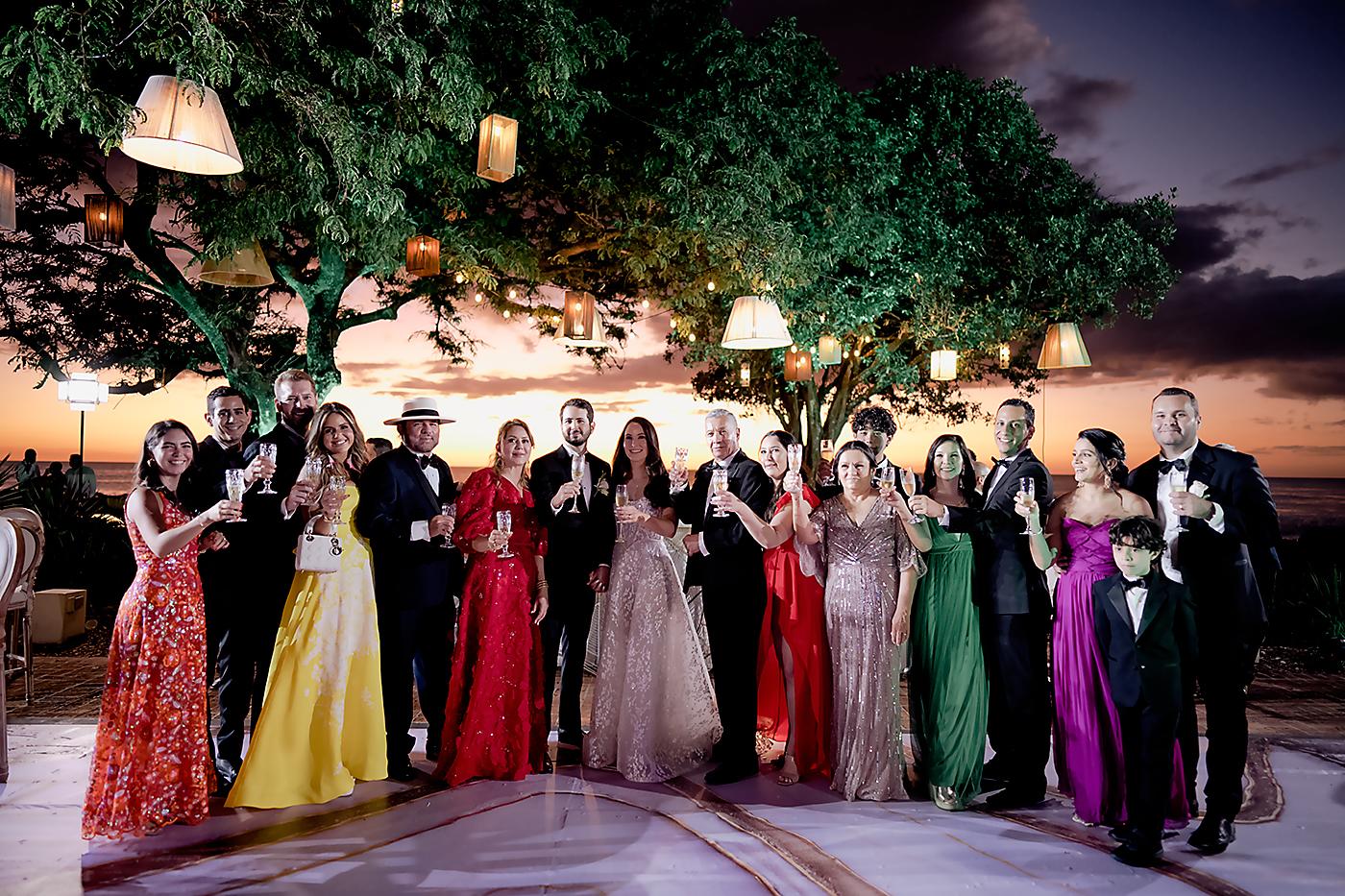 Los novios con Lourdes Bolaños, Christian Chamorro, John Atkinson, Barney Chamorro, Flavia Corriols, Oscar Merlo, Alejandra Merlo, Dulce Mondragón, Eduardo Huete, Daniela Merlo, Alejandro Hernandez , Yajaira Castellanos, Oscar E. Merlo y Oscar Andrés Merlo