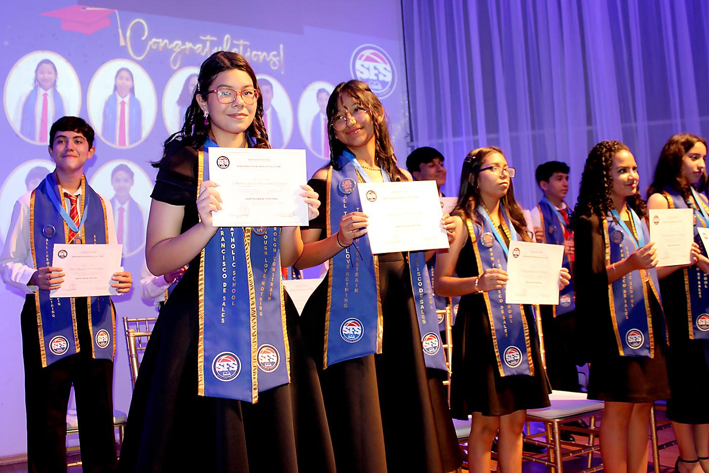 Los alumnos de noveno grado de San Francisco de Sales Catholic School recibieron sus títulos de middle school en una emotiva velada llena de orgullo y satisfacción. Fue una noche memorable, marcada por logros académicos y celebraciones que destacaron el esfuerzo y la dedicación de cada estudiante.