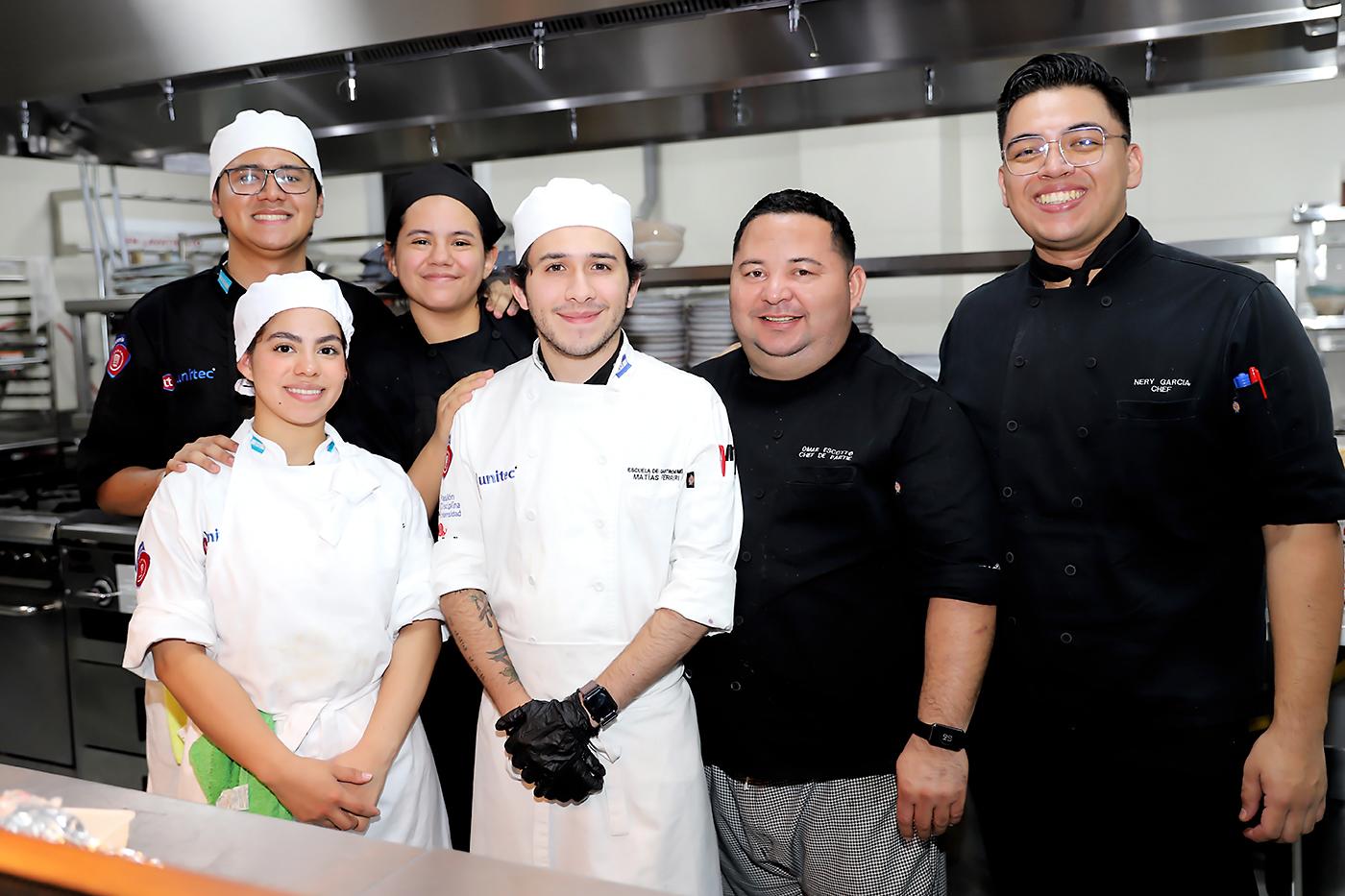 Raúl Saravia, Andrea Zuniga, Elisa Aguilera, Matías Ferreri, Omar Escotto y Erick García.
