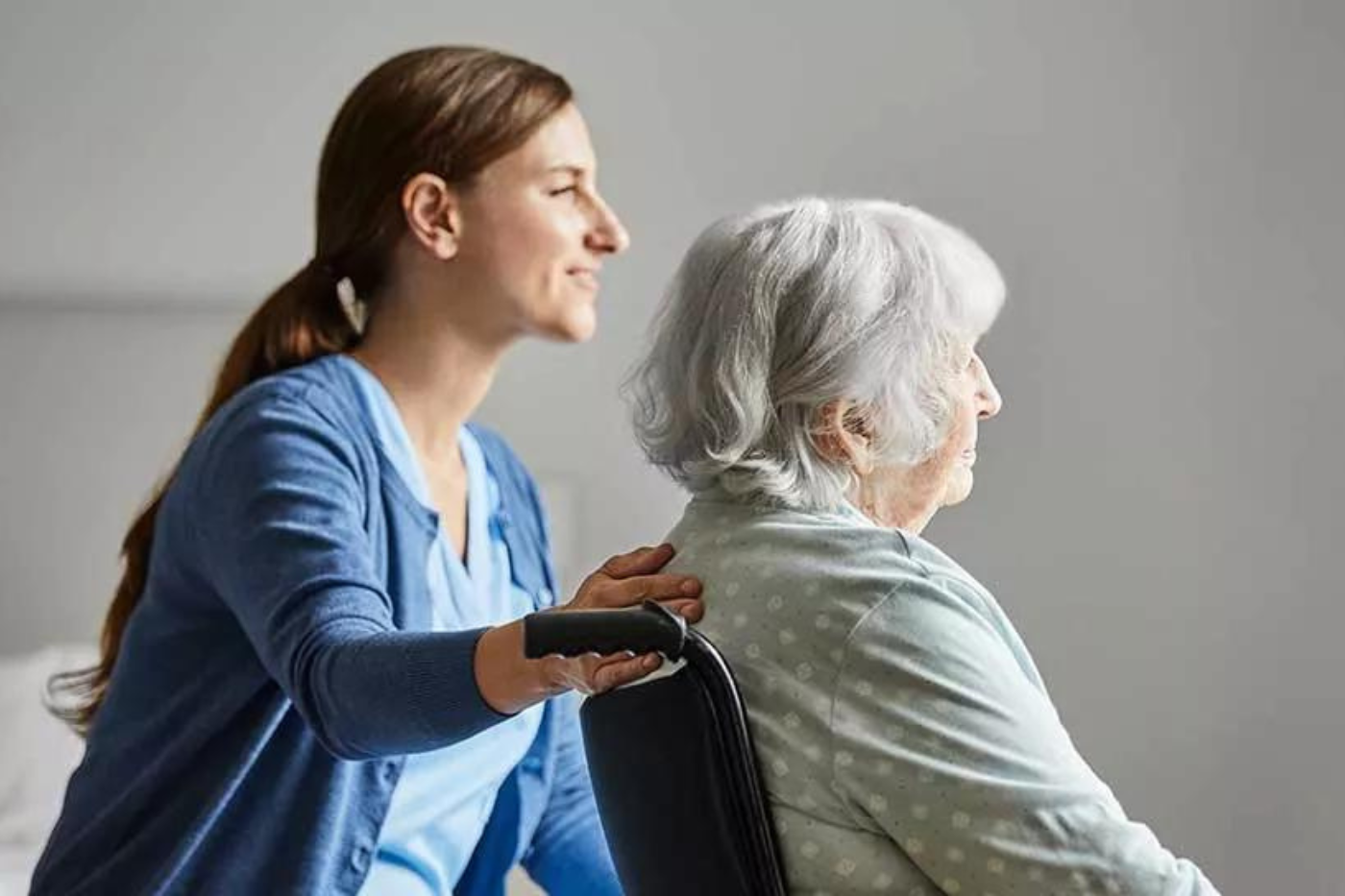 Según la Asociación de el Alzheimer, esta enfermedad es “la forma más común de demencia, un término general que se aplica a la pérdida de memoria y otras habilidades cognitivas que interfieren con la vida cotidiana. El Alzheimer no es una característica normal del envejecimiento. El factor de riesgo conocido más importante es el aumento de la edad, y la mayoría de las personas con Alzheimer son mayores de 65 años”. 