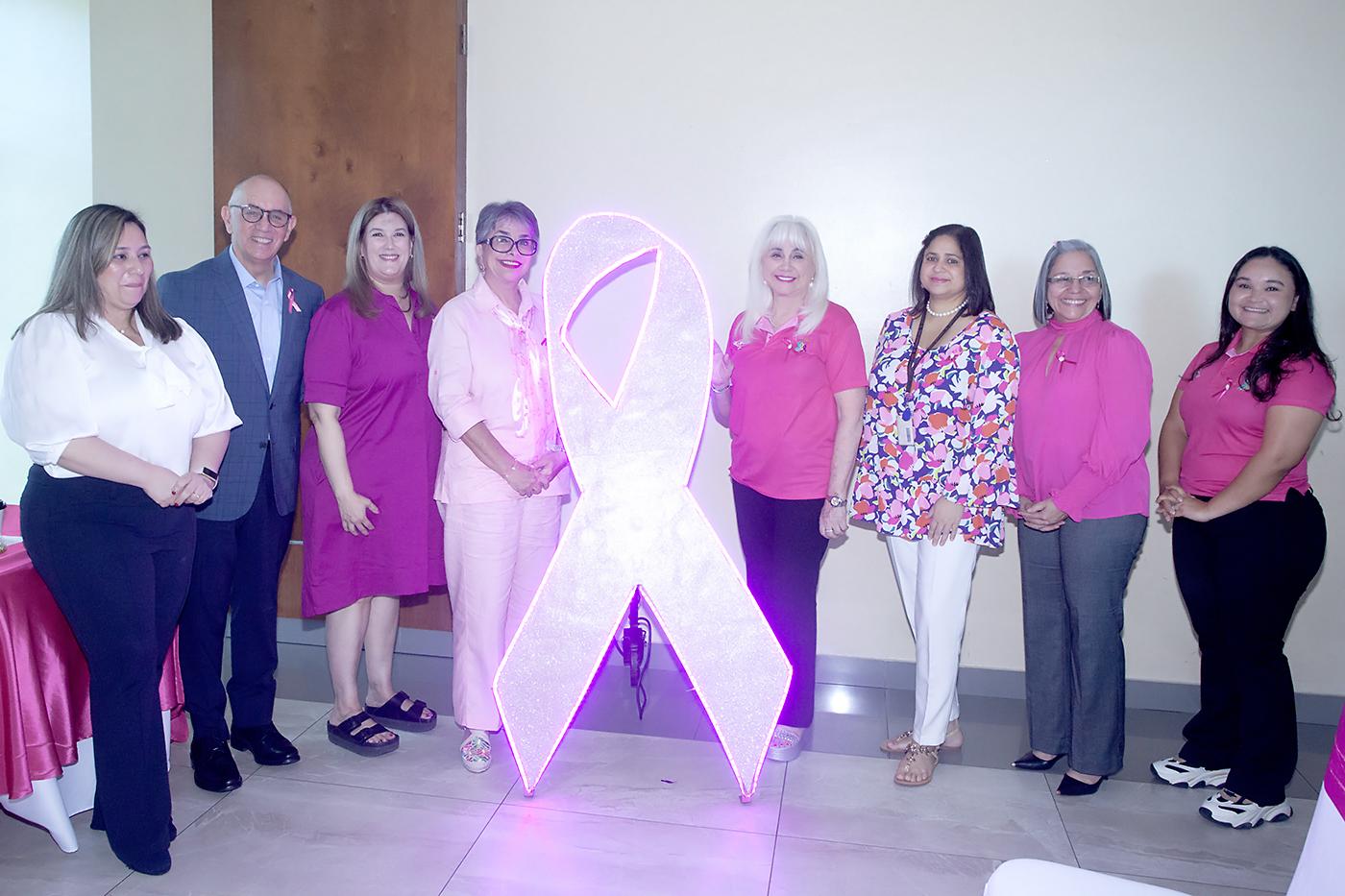 Octubre marca el mes de la concientización y recaudación de fondos para la lucha contra el cáncer de mama, y como cada año, el Programa Listones de Amor dio inicio a sus actividades con el encendido de la Flama Rosa. El emotivo evento tuvo lugar en el salón Pulhapanzak del Hotel Copantl &amp; Convention Center, en un ambiente lleno de esperanza, solidaridad y compromiso con la vida. En la foto: Helha Bahr, Carlos Paz, Giselle Downing, Linda Coello, Jackie Babun, sobreviviente de cáncer, Suyapa Bejarano y Mari Cruz Guardado.