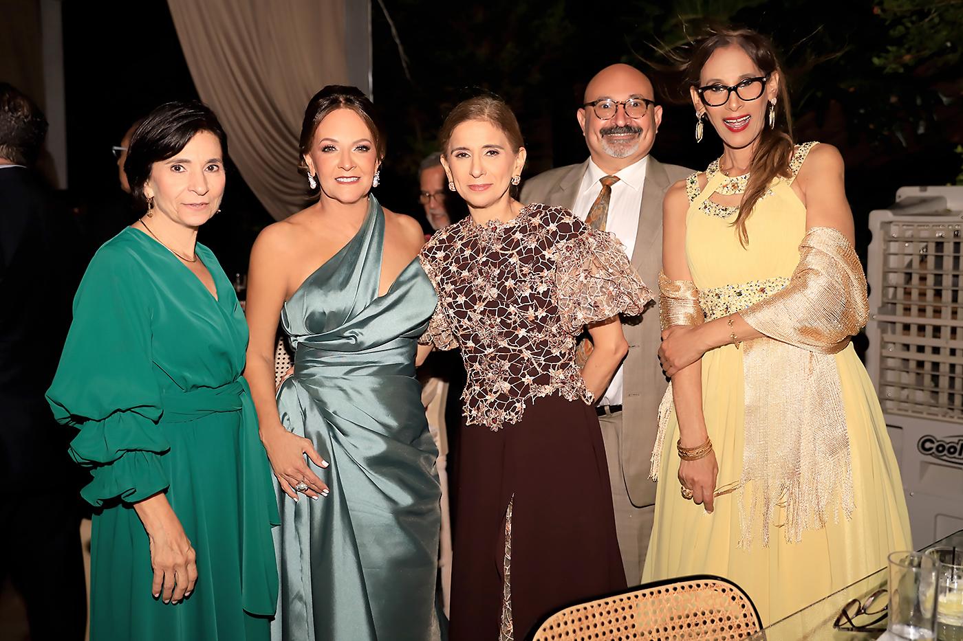 Rossana Viara, Mandy Rivera, Olga Viara, Elio Viara y Nalany