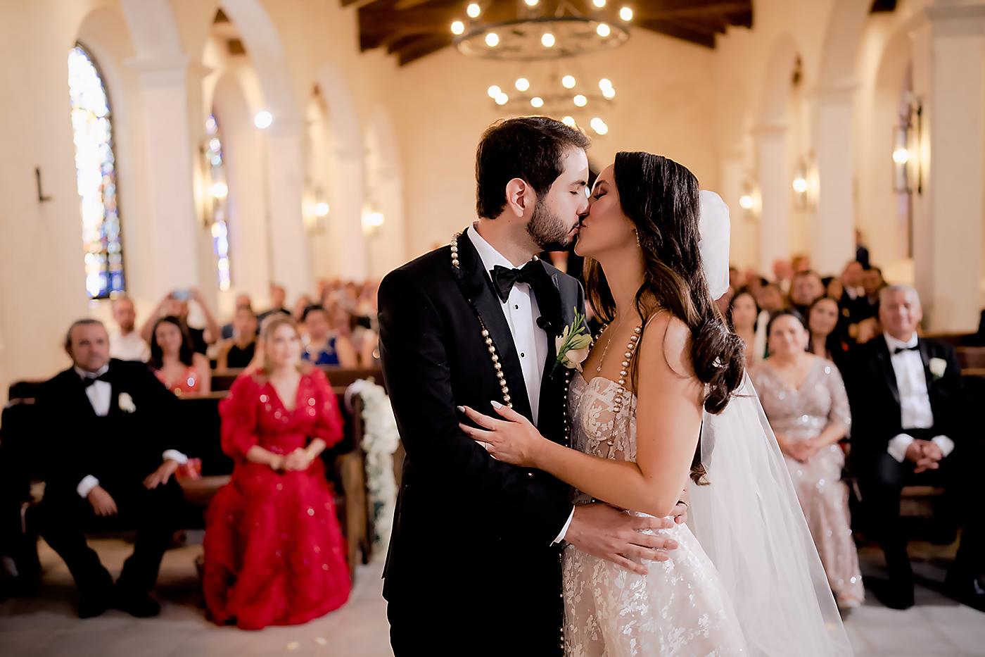 Los novios sellaron la ceremonia con un beso