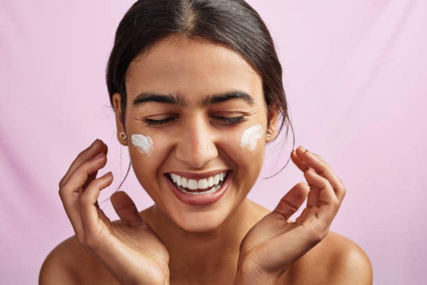 Es importante complementar está técnica con un tónico y un hidratante para equilibrar y nutrir la piel. También se pueden utilizar serums para tratar necesidades específicas de la piel.