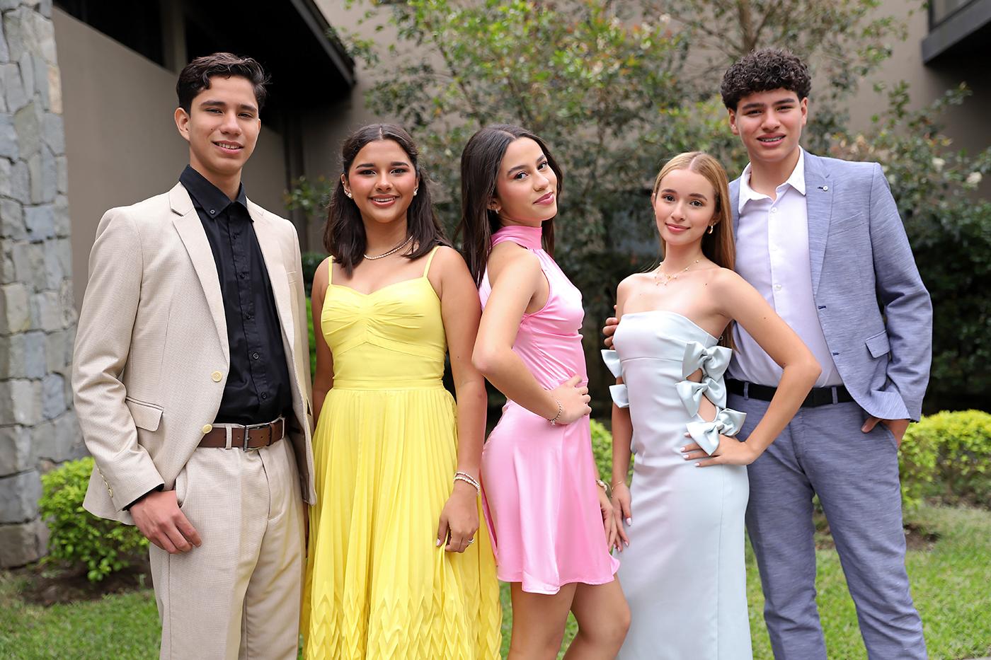 Cuando los primeros rayos de sol comenzaron a iluminar el día, los 45 seniors de Mayan School llegaron puntuales a La Cumbre para disfrutar de su tradicional desayuno de generación. Melody Flores, Alina Mercado y Nataly Hiza fueron las encargadas de dar las palabras de bienvenida, recordando los momentos compartidos hasta la fecha y celebrando el inicio de una etapa inolvidable. La mañana terminó entre abrazos y selfies, dejando recuerdos para siempre. 