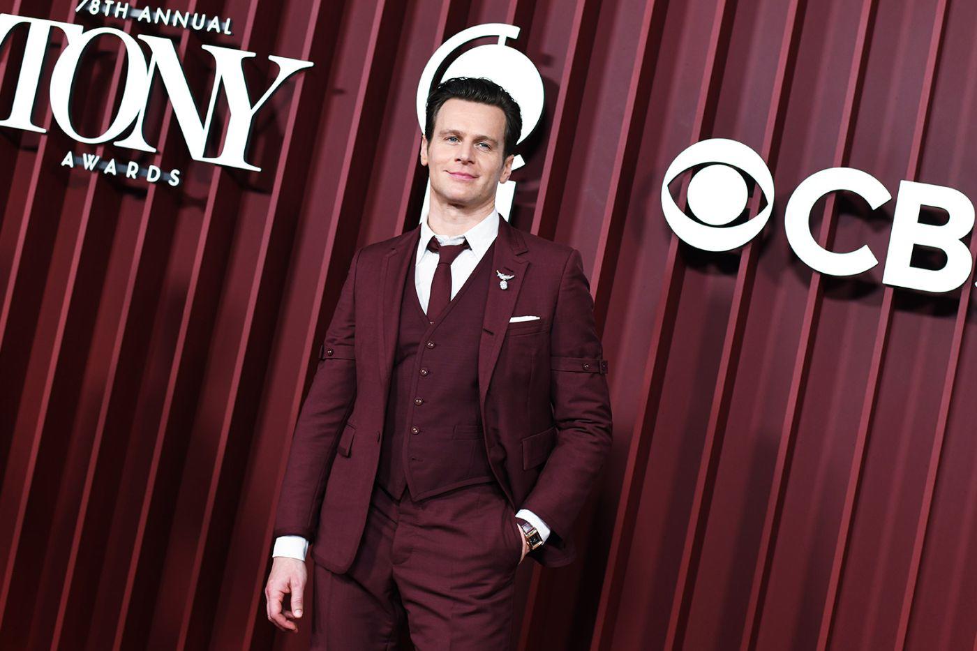 Jonathan Groff interpreta un popurrí de “Just in Time” durante la 78.ª edición de los Premios Tony donde robó muchas miradas al lucir un wine-colored suit de Thom Browne. 