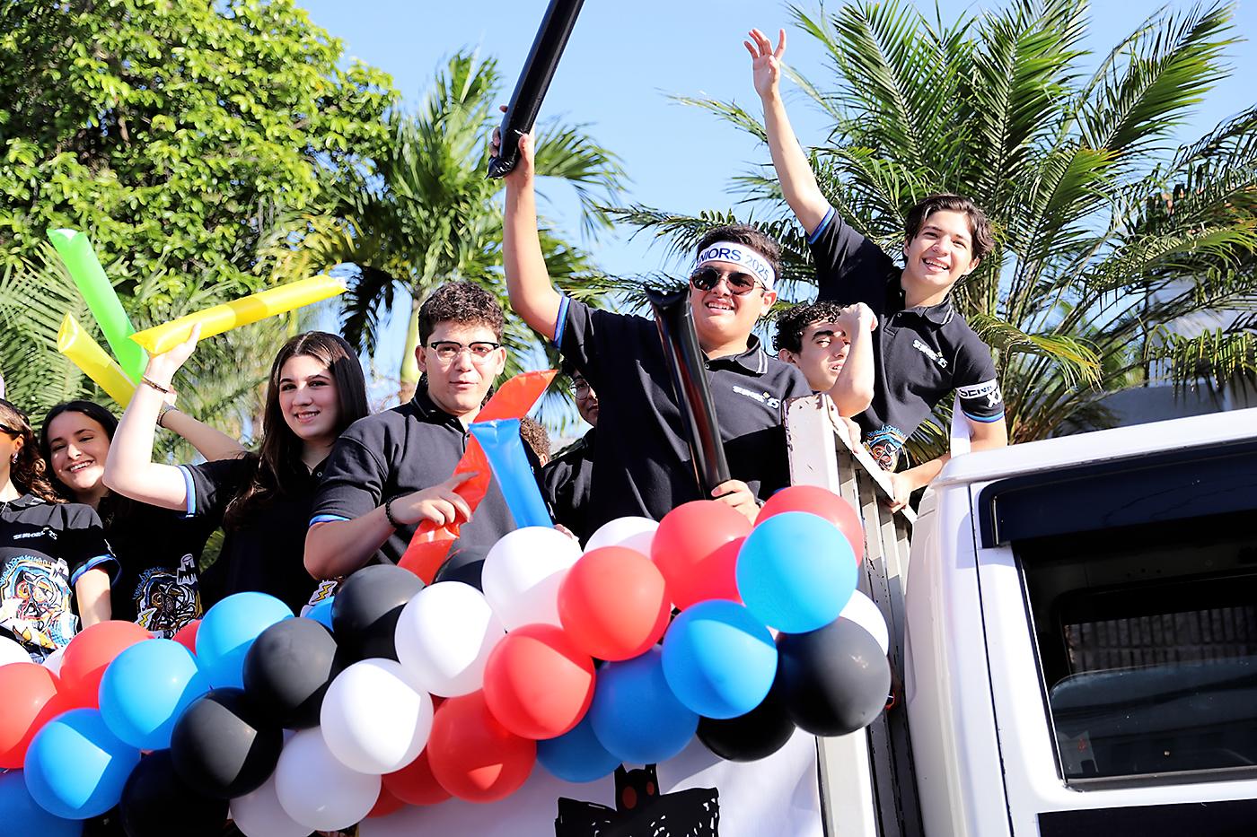 Los seniors se dirigieron hacía la escuela en camiones decorados con globos de colores.
