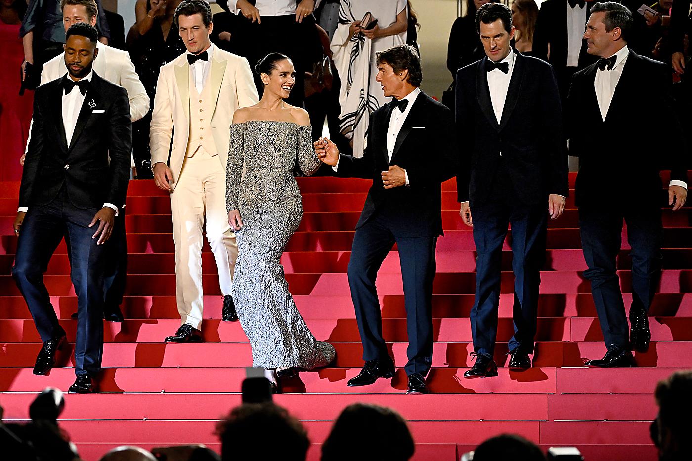 De izquierda a derecha: Jay Ellis, Miles Teller, Jennifer Connelly, Tom Cruise, Joseph Kosinski y Jon Hamm 