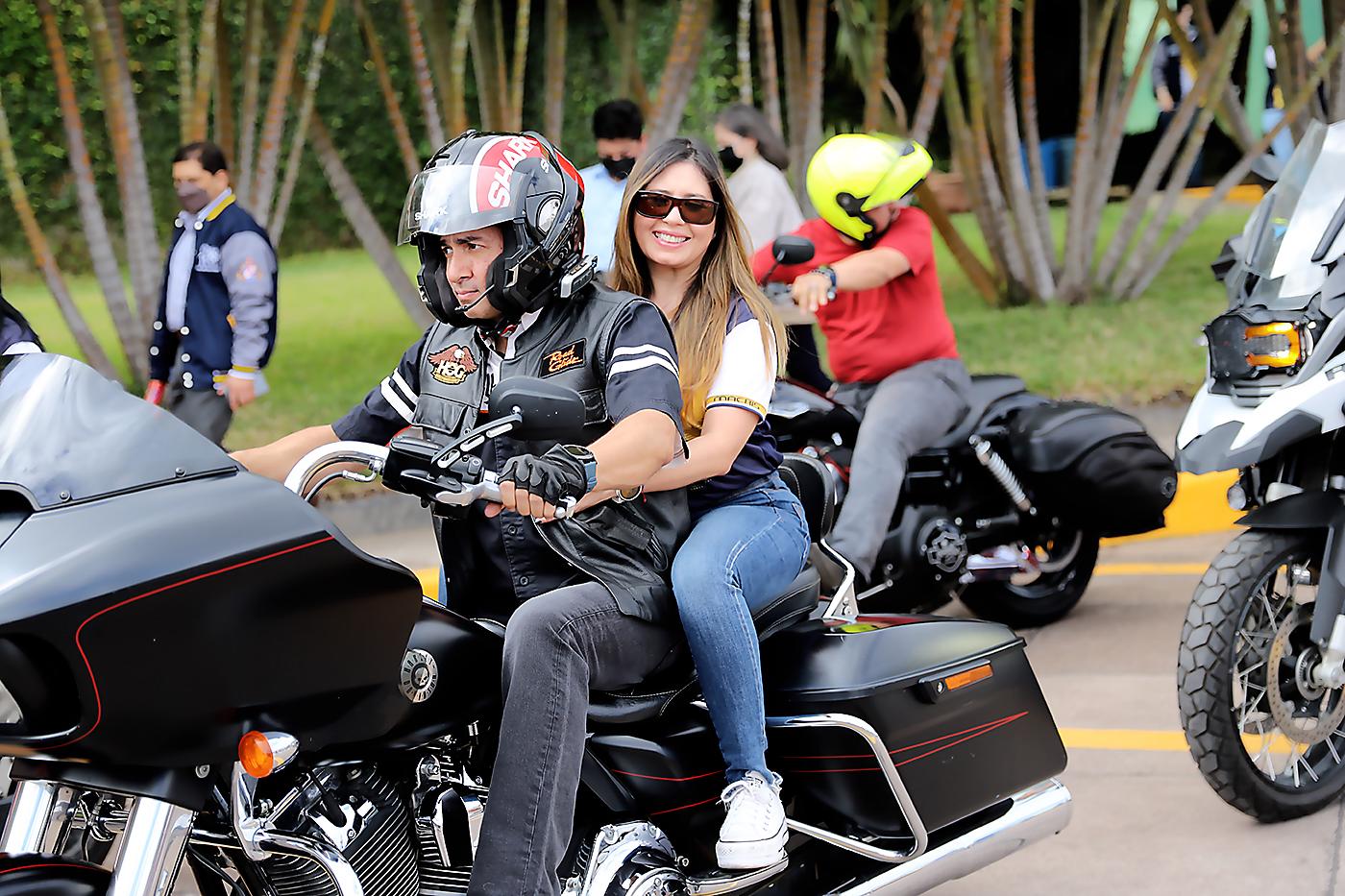 Los motocilistas del Club Harley Davidson acompañaron el recorrido de los seniors hasta la escuela
