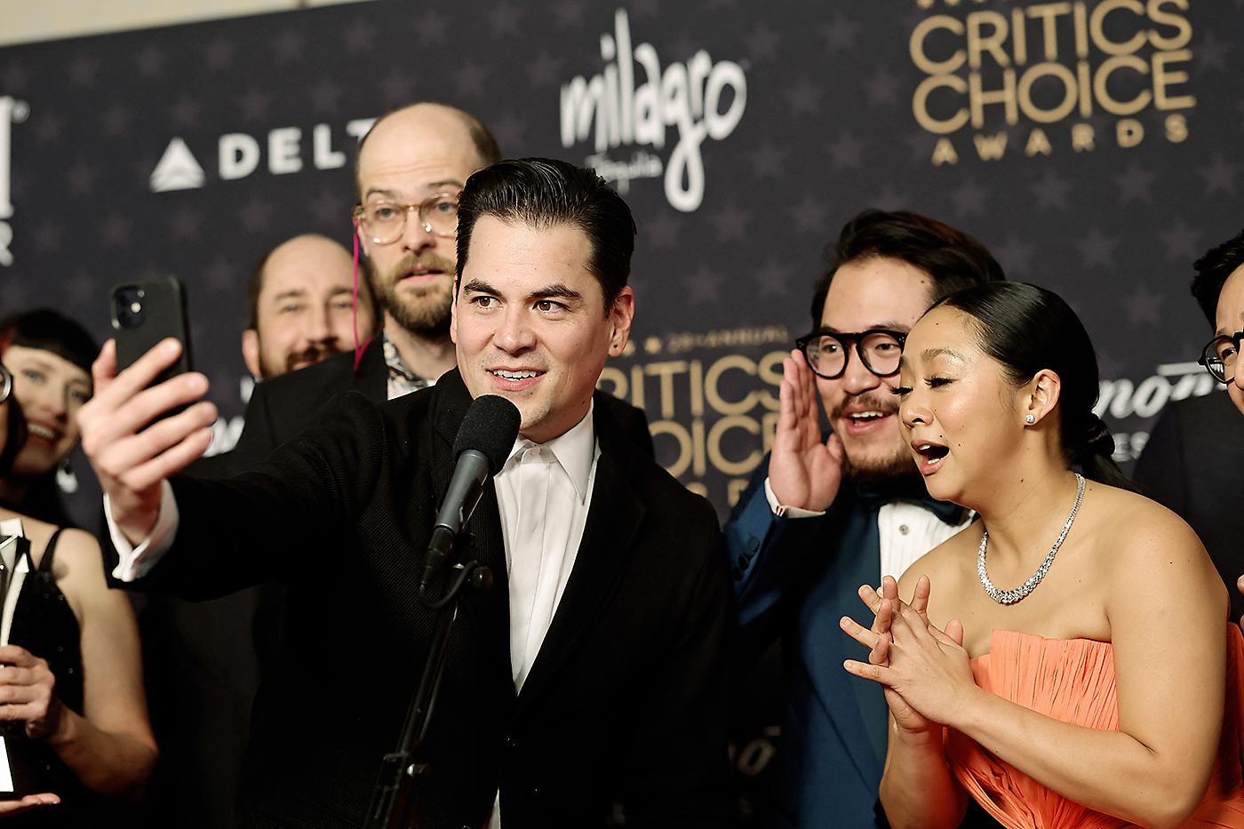 Daniel Scheinert, Jonathan Wang, Daniel Kwan y Stephanie Hsu ganadores del premio Mejor Película por "Everything Everywhere All at Once"