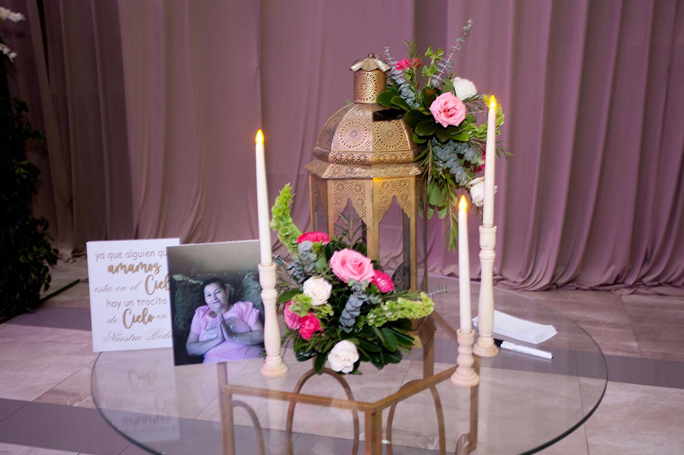 El baúl de obsequios fue adornado con velas y una fotografía.