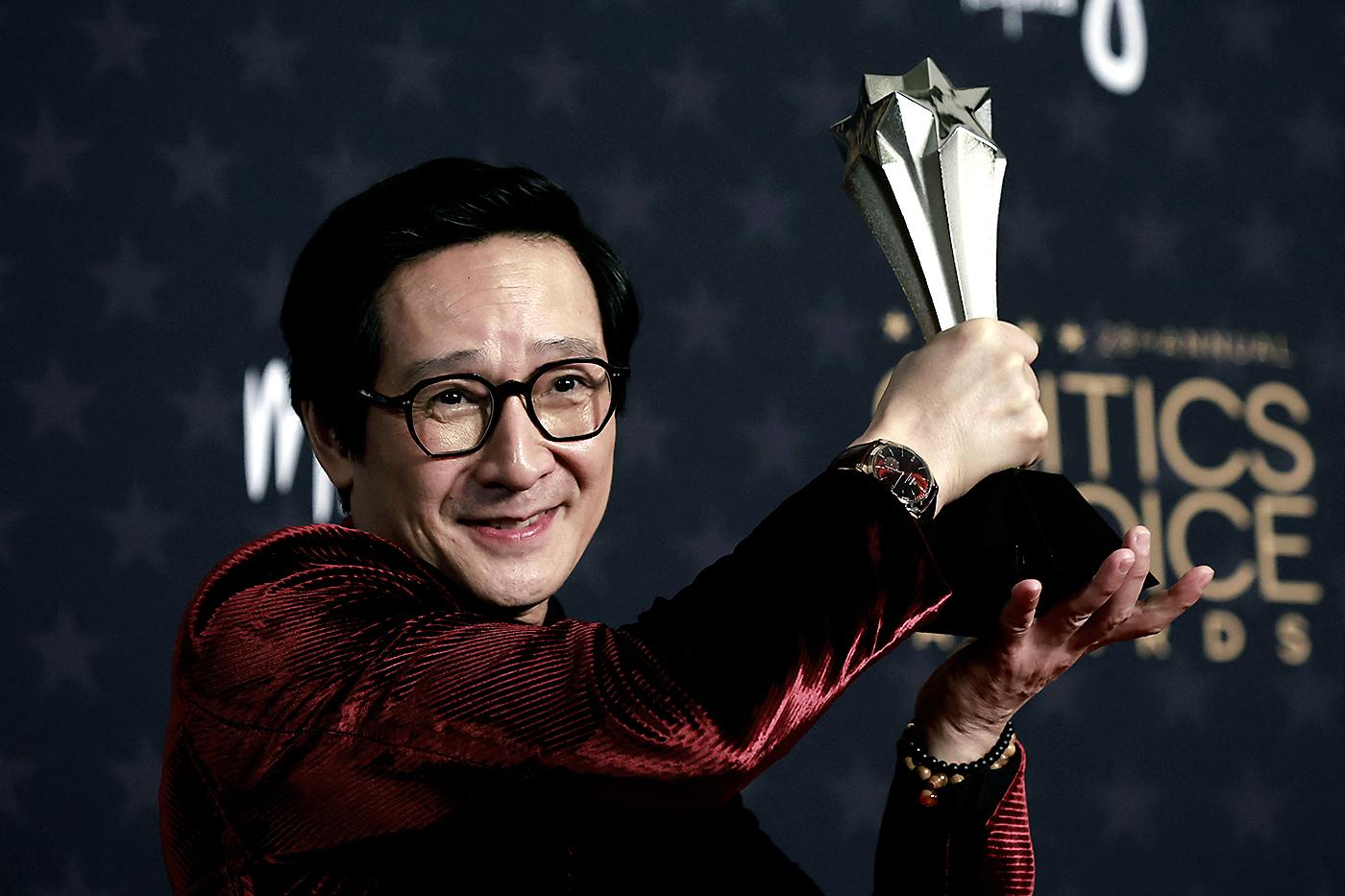  Ke Huy Quan poses ganador del premio Mejor Actor de Reparto por "Everything Everywhere All at Once" 