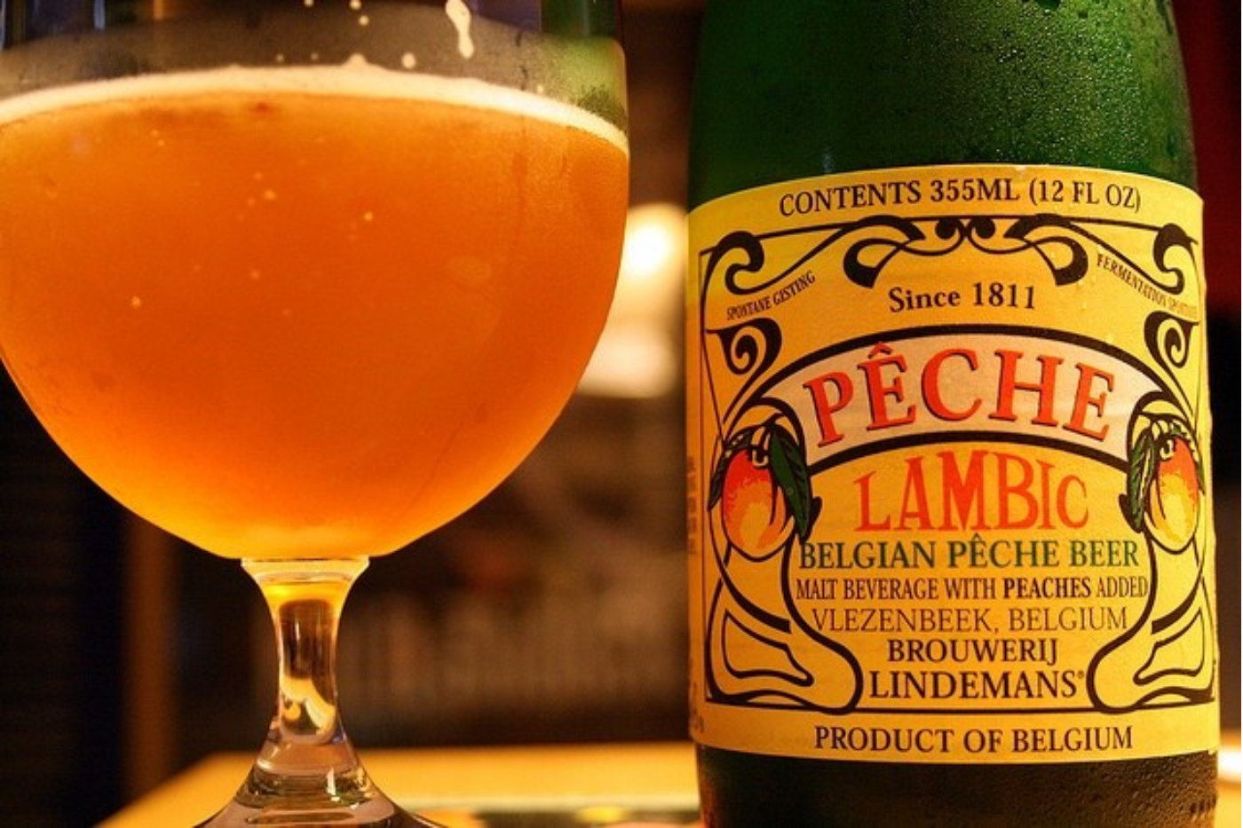 La cerveza <b>sour</b>, también conocida como<b> lambic</b>, es un estilo que se caracteriza por su sabor ácido y refrescante, resultado de la fermentación con bacterias ácido lácticas y levaduras salvajes. Es originaria de Bélgica y se produce de forma tradicional en la región del valle del río Sena. Este tipo de cerveza puede tener sabores frutales y complejos, y a menudo se elabora con ingredientes como trigo y cebada, además de frutas como cerezas o frambuesas para agregar sabor y aroma. 