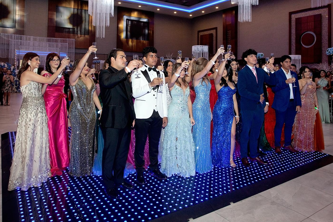 La promoción 2024 de la Western International School, brindo por su éxito estudiantil.