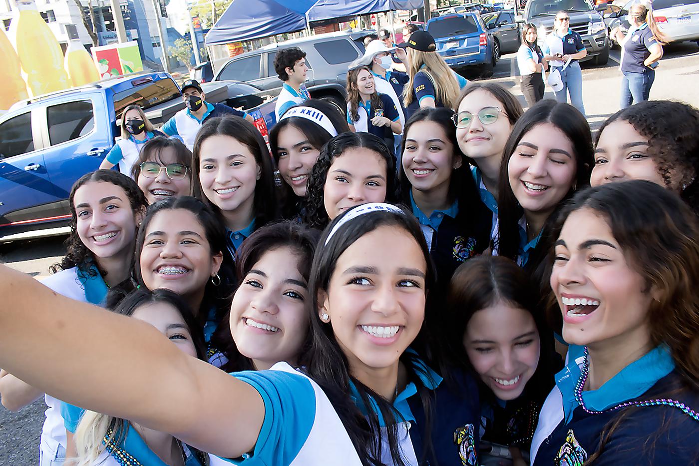 Emocionadas, así se mostraron las senior en su primer día de clases.