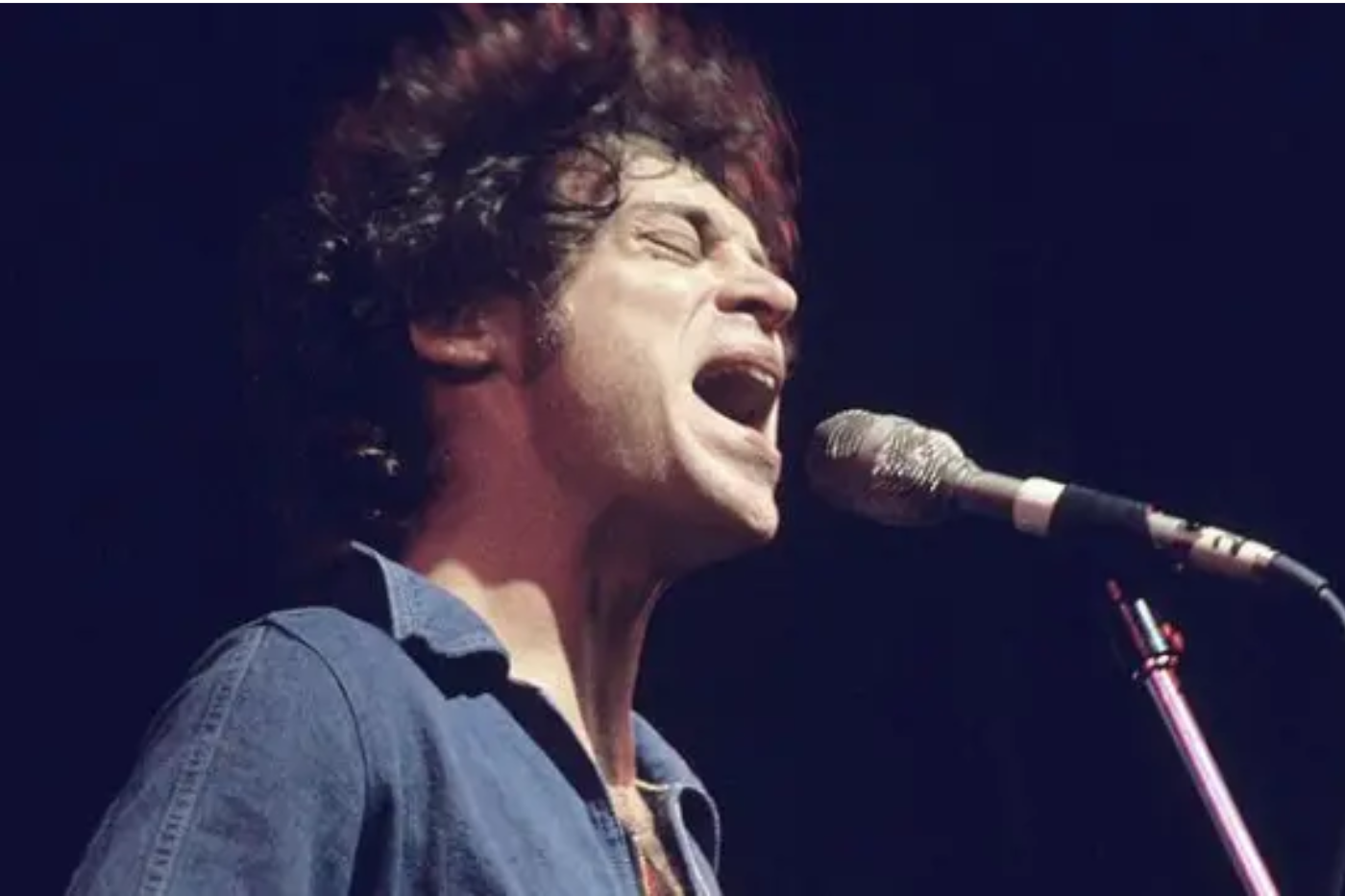 En su destacada discografía como solista, Eric Carmen lanzó varios álbumes, entre ellos “Boats Against the Current” (1977), “Change of Heart” (1978) y “Tonight You’re Mine” (1980). 
