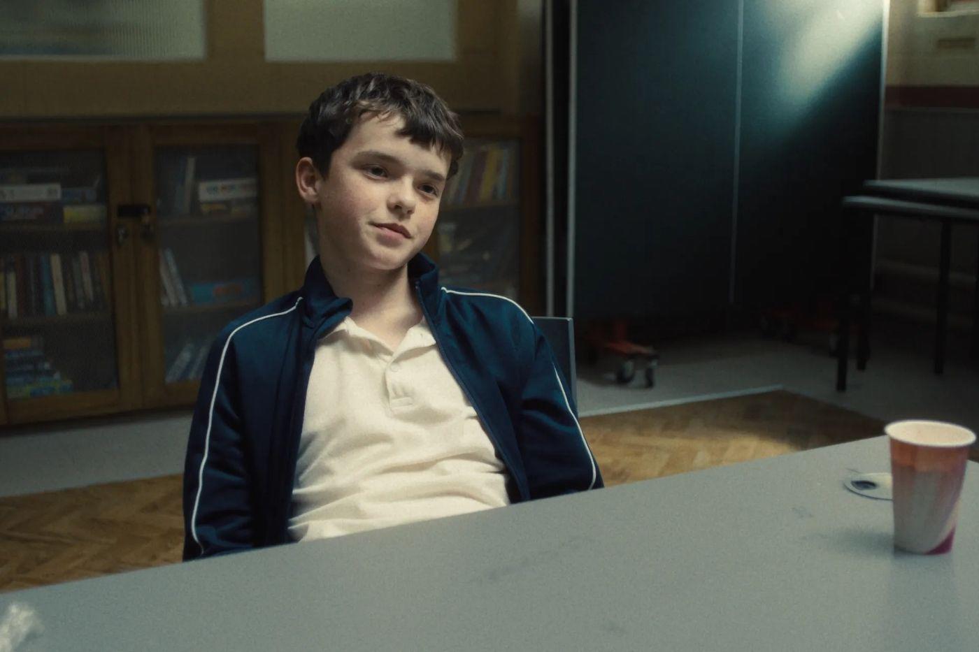 Owen Cooper, quien interpreta al protagonista Jamie Miller, hizo su debut actoral en esta serie. A sus 14 años y sin experiencia previa en cine o televisión, Cooper ha sido elogiado por su actuación. 