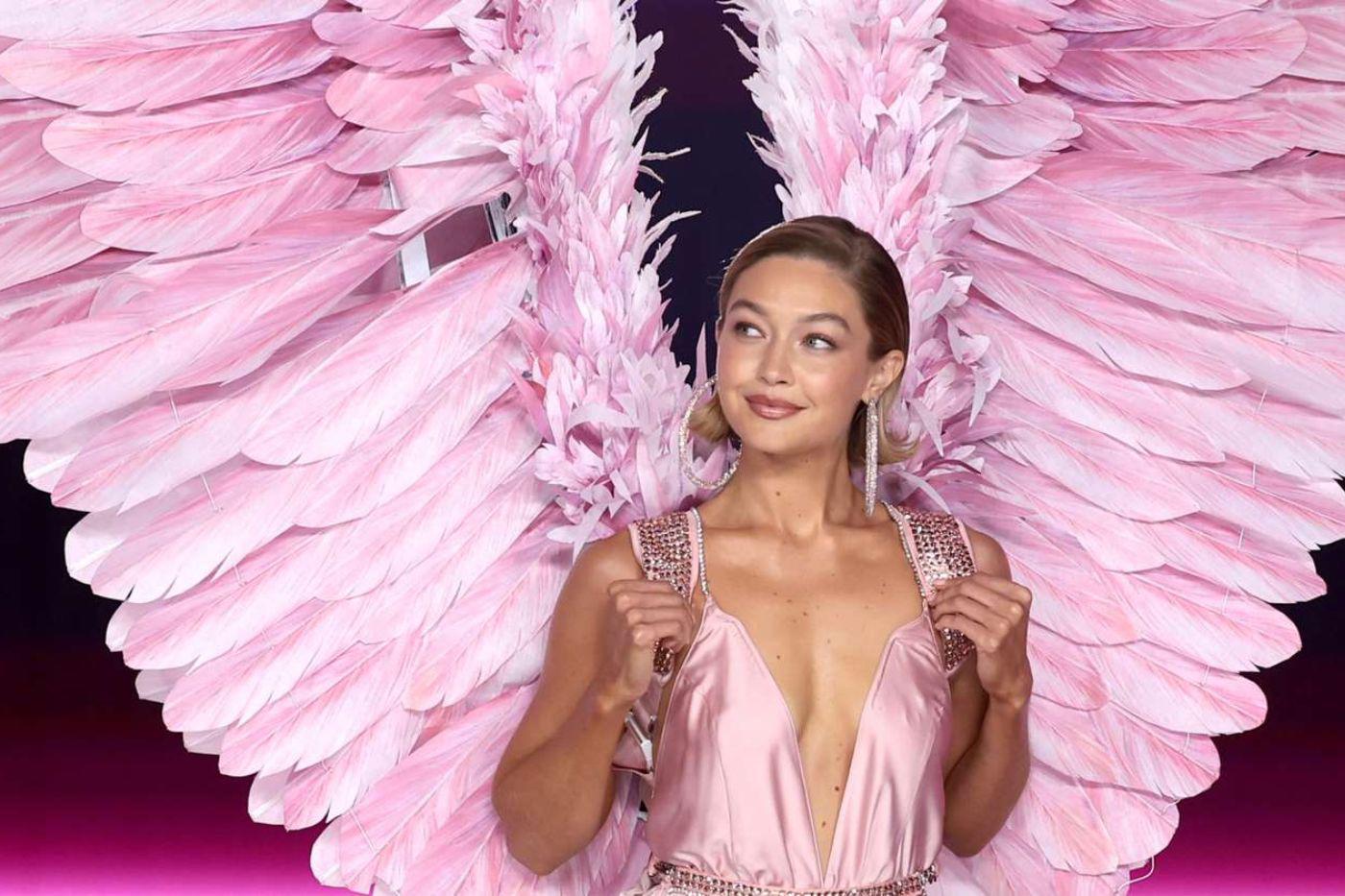 Después de seis años de ausencia, en 2024, el <b>Victoria’s Secret Fashion Show</b> regresó en todo su esplendor. Durante 45 minutos, nos deslumbró con impresionantes modelos, espectáculos musicales cautivadores y sus icónicas alas. Con el compromiso de mantener su esencia y adaptarse a una visión más inclusiva, la marca revivió este legendario evento. Descubre a cada una de las Ángeles que brillaron en la pasarela con su elegancia y estilo incomparables.