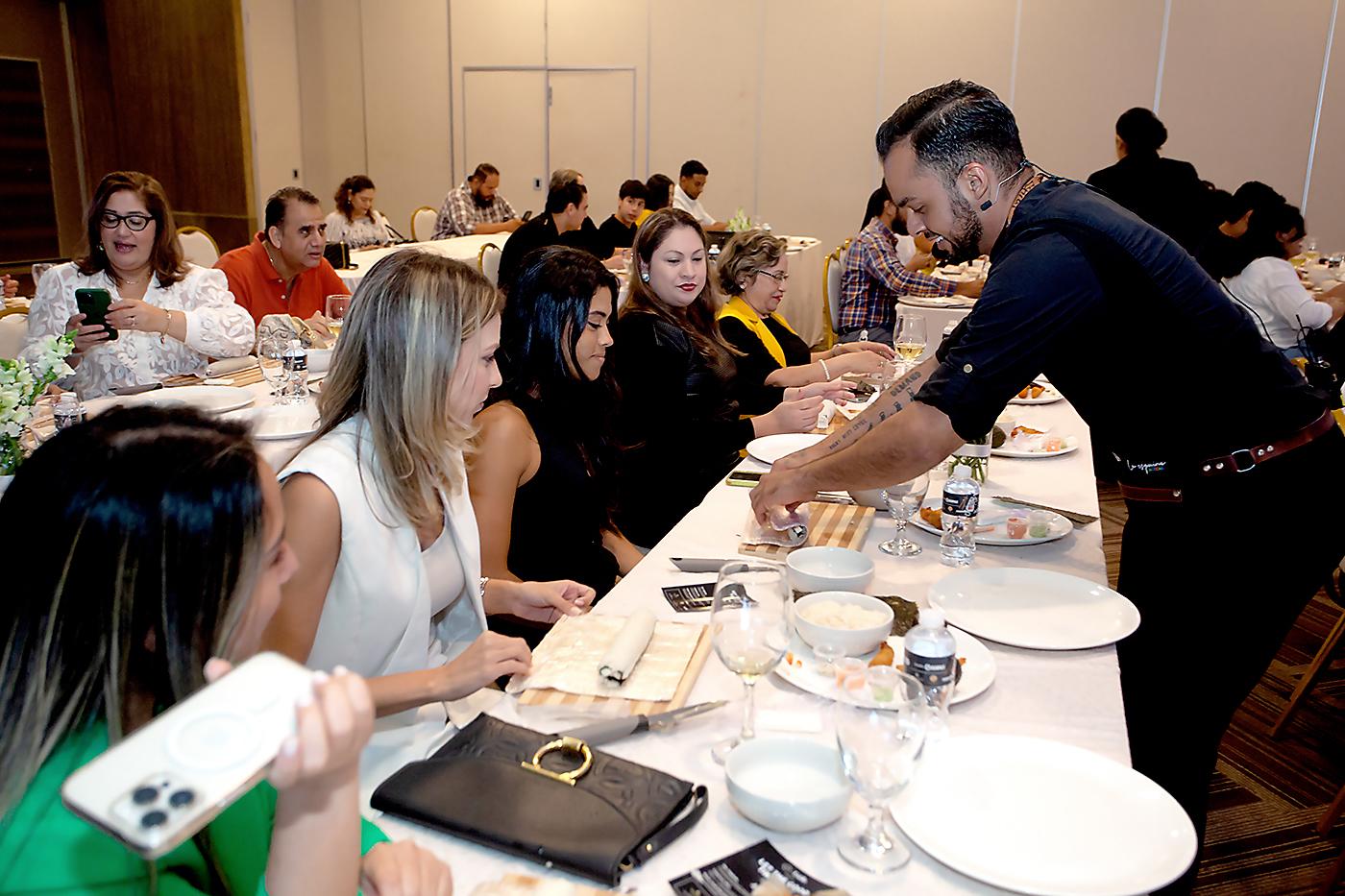 El chef Carlos Espinal, estuvo atento a ayudar a los asistentes a elaborar los rollos.