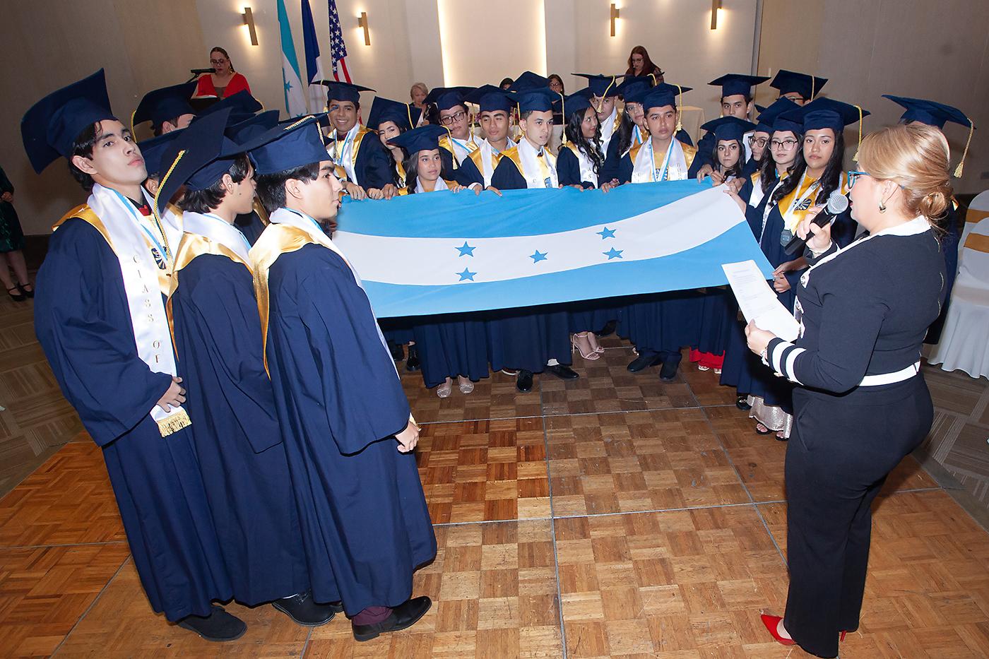 La clase 2025 del Liceo Bilingüe Centroamericano al momento de hacer el juramento a la Bandera.