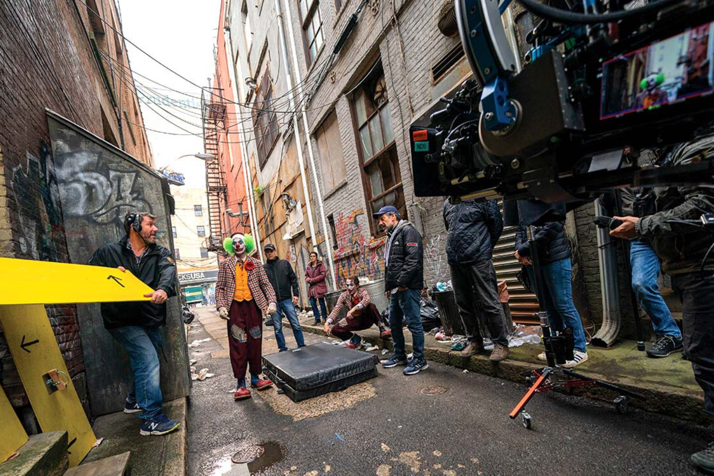 Continuando con las reapariciones, la dirección de fotografía de ‘Joker 2’ estará nuevamente en manos de Lawrence Sher, cuyo excepcional trabajo en la película original, filmada en un estilizado 35mm, fue simplemente impresionante. Asimismo, se unirá nuevamente al equipo el aclamado diseñador de producción Mark Friedberg, mientras que la ganadora del premio Óscar, Hildur Guðnadóttir regresará para dotar de música las imágenes, sumergiéndonos una vez más en la icónica ciudad de Gotham.