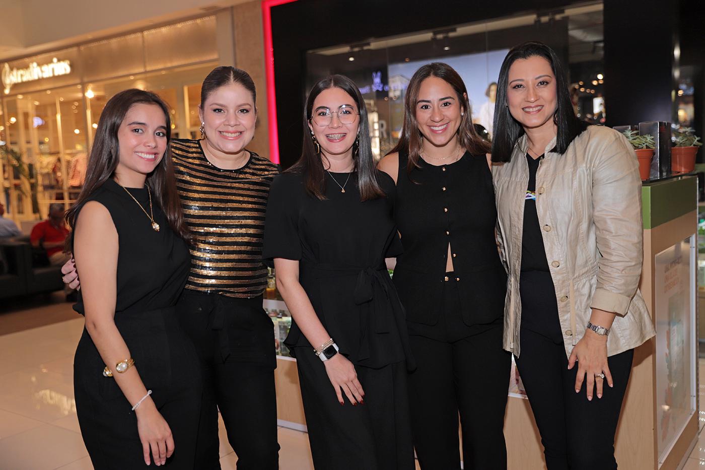 Tethey Murillo, Melissa Cáceres, María José Alvarado, Lucía García y Marisol de Pierrefeu.