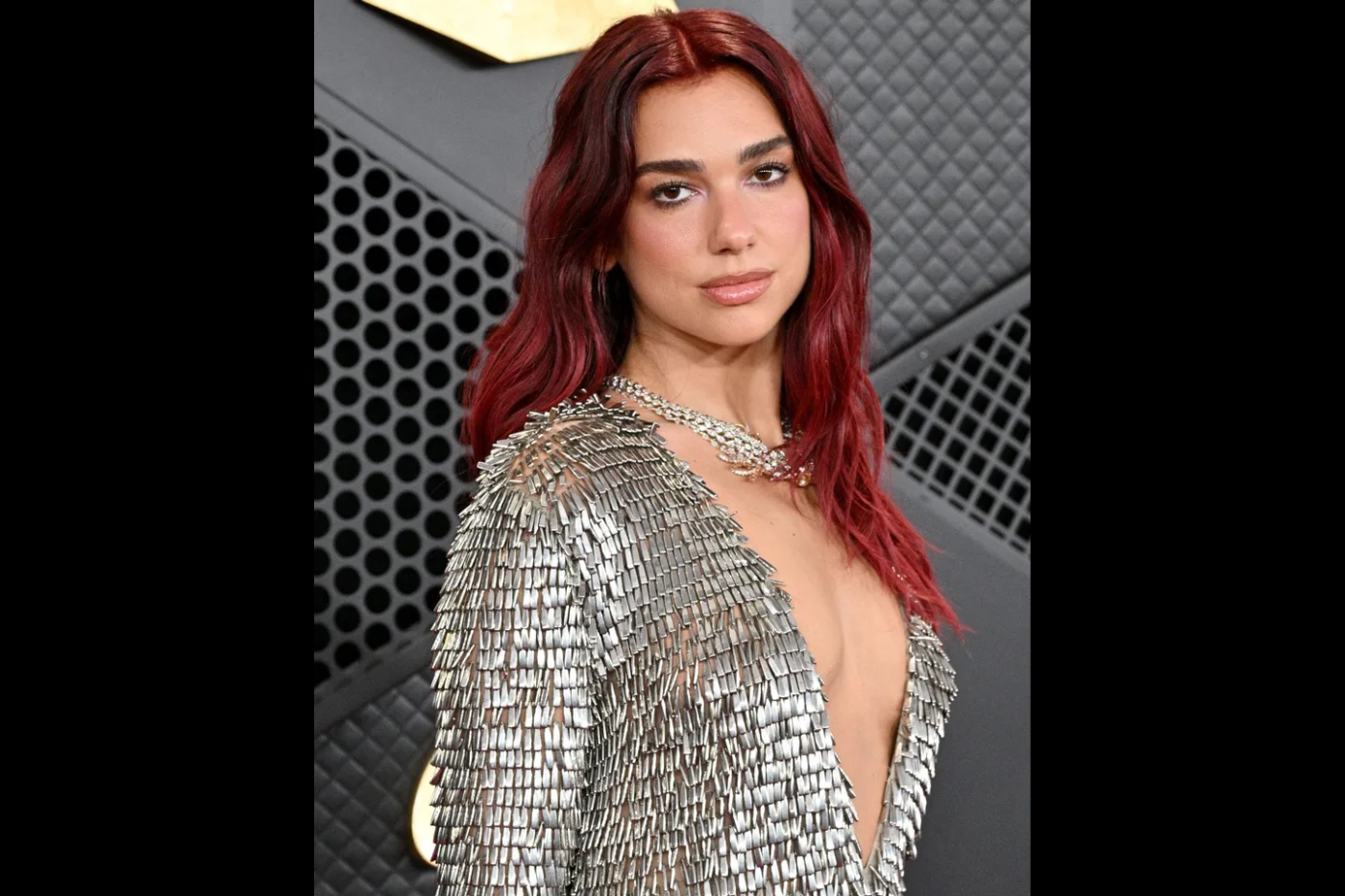 Dua Lipa lució esta tendencia en los Premios Grammy 2024, e incluso se la vio en las pasarelas de la Semana de la Moda de Londres.