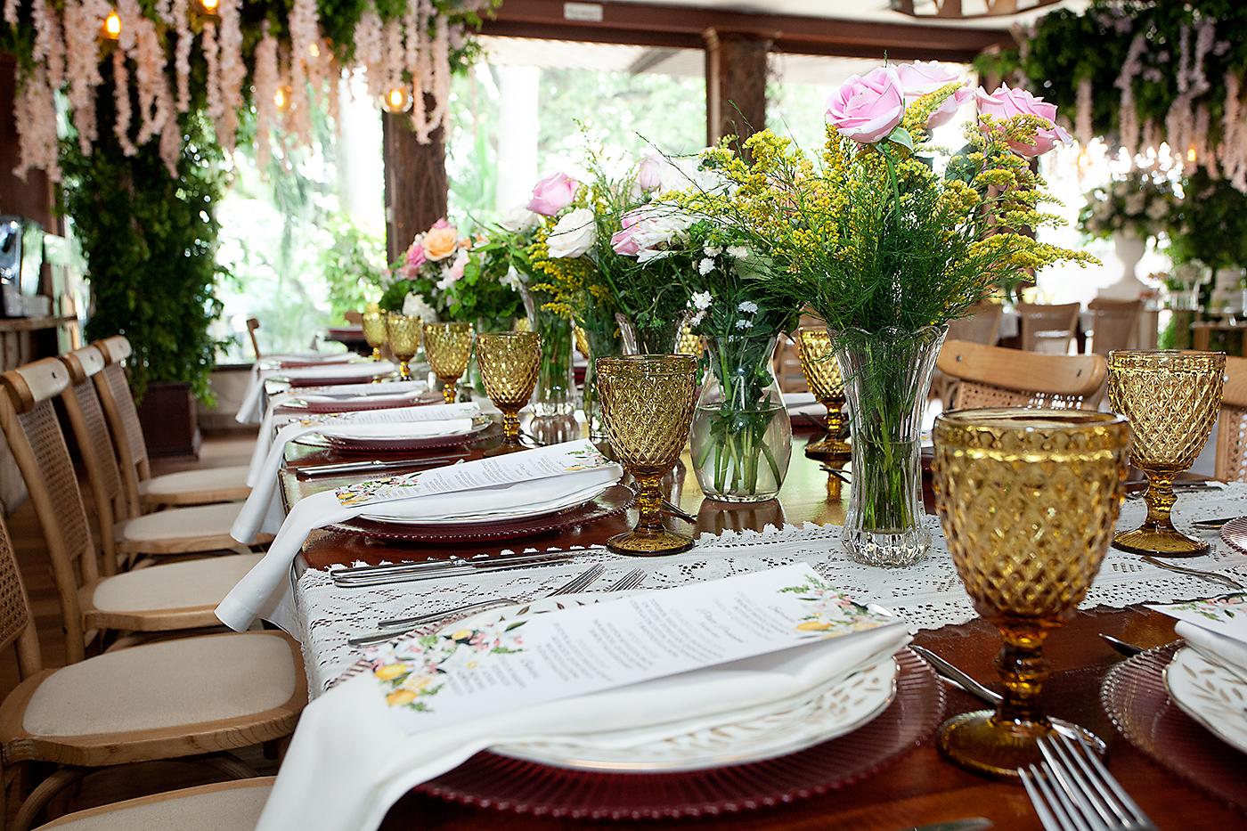Arreglos de rosas rosa y Solidago en bases de cristal