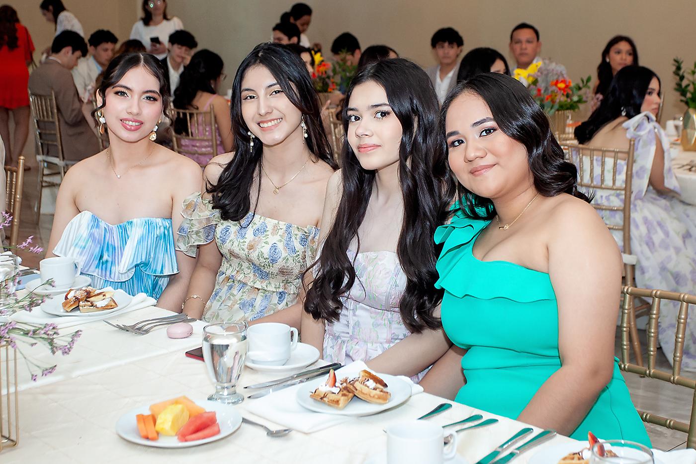 Vanessa Moran, Zulma Monge, Chelsea Caballero y Dulce López.