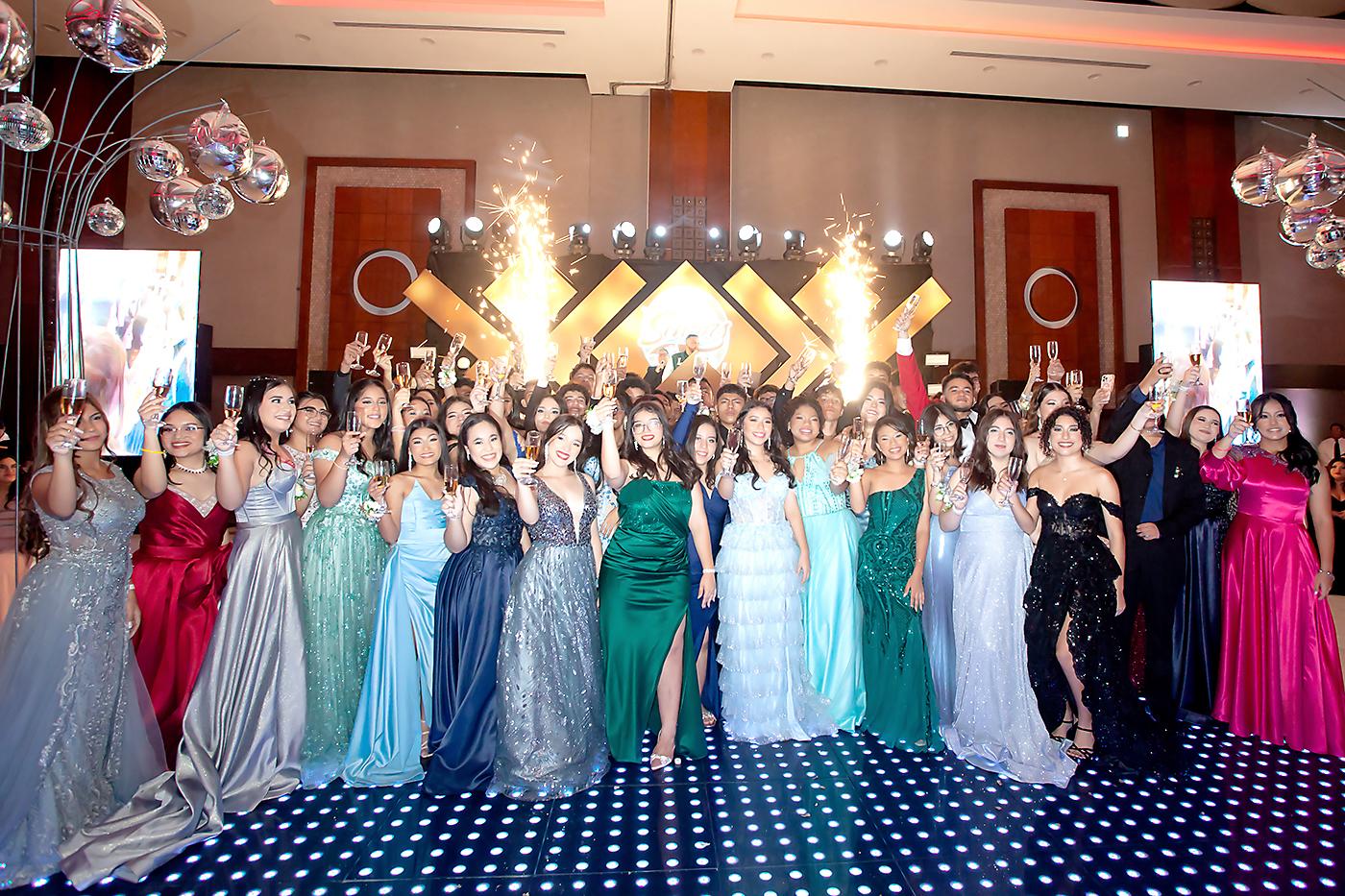 La felicidad inundó el salón Napoleón VI y VII del Copantl Convention Center esa noche en la que la promoción 2024 de la Escuela Bilingüe MHOTIVO se reunió para festejar por todo lo alto la culminación de la secundaria. Durante la noche, los invitados disfrutaron de un exquisito banquete, acompañado de diferentes bebidas y de la animación musical del Dj De León, en una celebración que se prolongó hasta el amanecer.