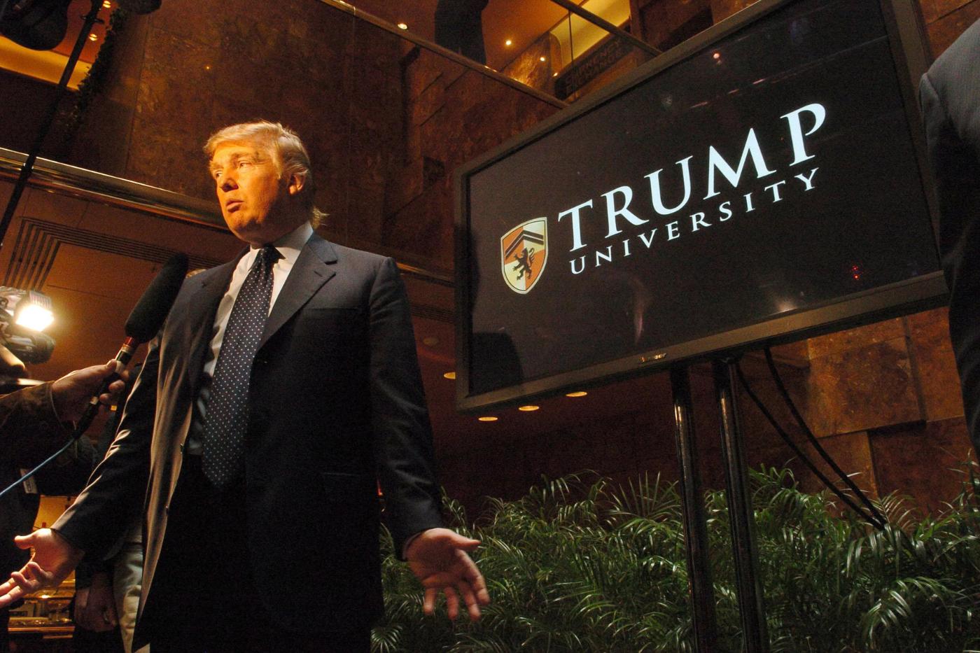 <b>Caso Trump University</b>El empresario lanzó Trump University en 2005 como una academia de bienes raíces, pero fue demandado por exalumnos que lo acusaron de fraude y publicidad engañosa. Alegaron que habían pagado miles de dólares por un programa que ofrecía poco valor. En 2016, Trump resolvió las demandas colectivas con un acuerdo de 25 millones de dólares, sin admitir culpa, lo que dejó dudas sobre sus prácticas empresariales.