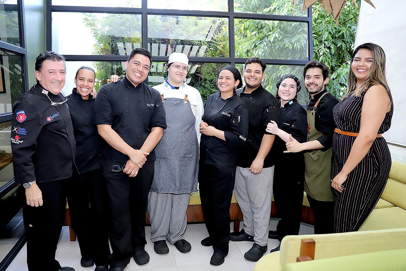 Los estudiantes de la carrera de gastronomía en UNITEC junto a su maestro, el Chef Daniel O’Commor