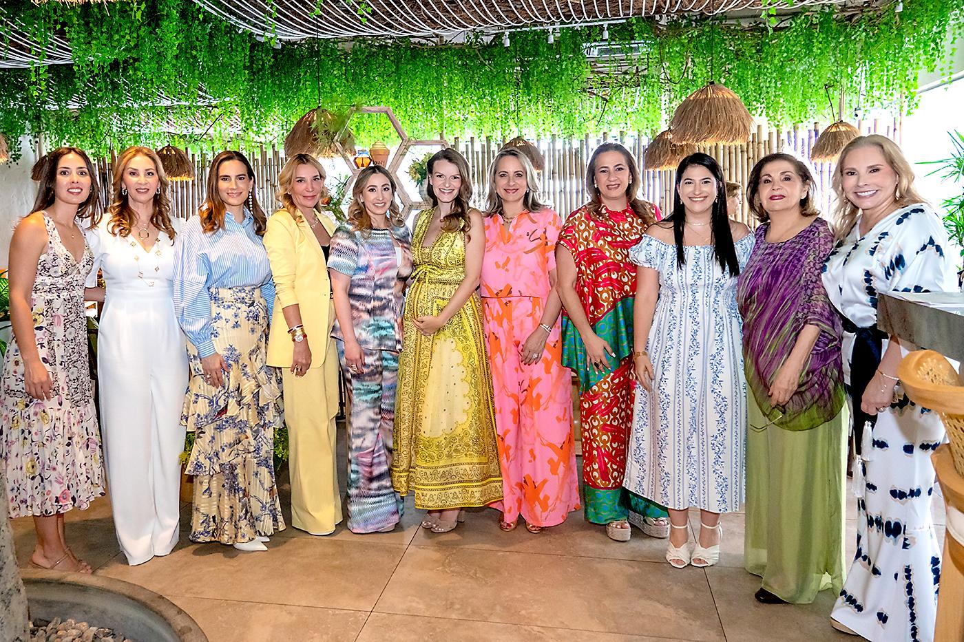 Sofía y Jenny Vitanza, Blanca Hawit, Judith Miremont, Jenny Vitanza, Allison Marie de Pellman, María Edith Vitanza, Fanny, Mireya y AnaHawit con Lizeth Asfura.