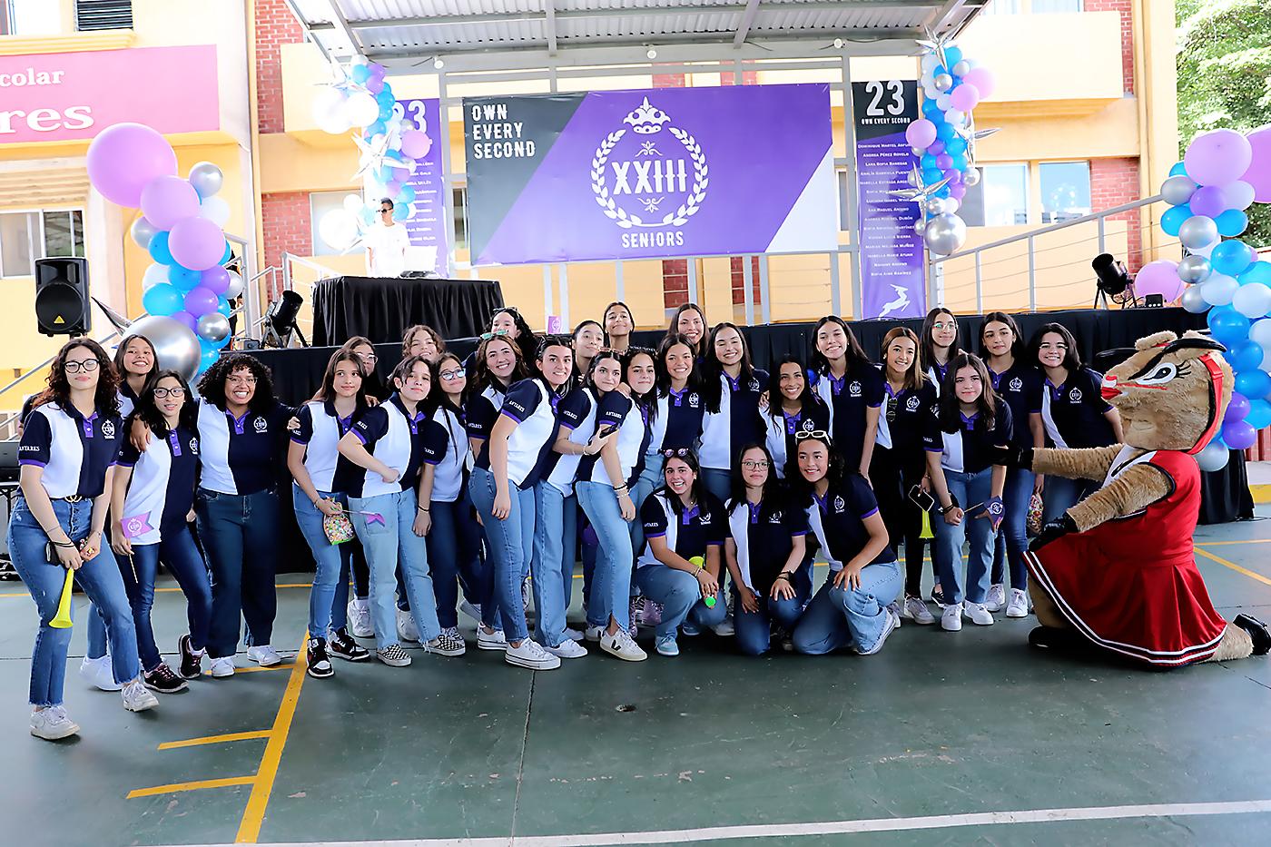 Las seniors 2023 de Antares vivieron una emocionante mañana durante la esperada entrance, con la que comenzaron oficialmente su último año de high school. Luego de compartir un desayuno, la clase se trasladó en distintivos autos hacia el gimnasio del centro escolar, donde disfrutaron una alegre fiesta animada por Los Bohemios.