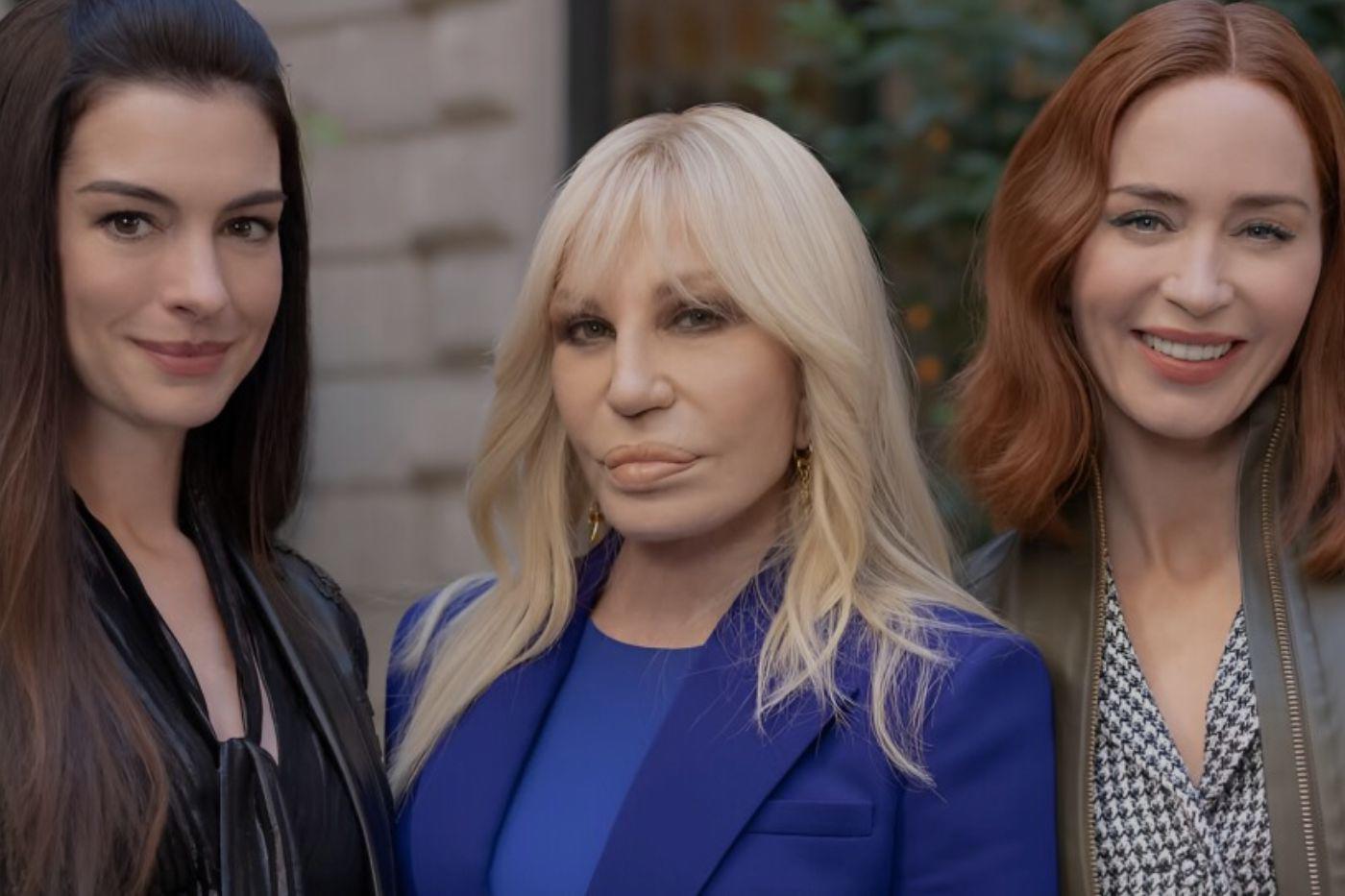 La presencia de Donatella Versace era casi inevitable. La diseñadora italiana aparece junto a Emily Charlton en una escena lujosa y elegante, muy en sintonía con el universo fashion de Runway