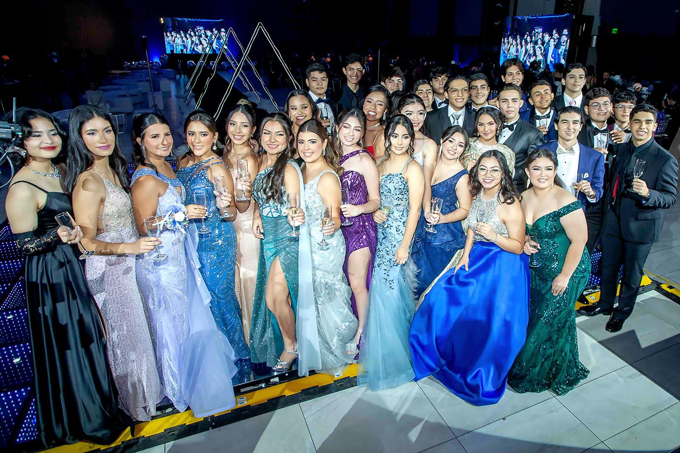 La generación 2024 posó para la foto del recuerdo.
