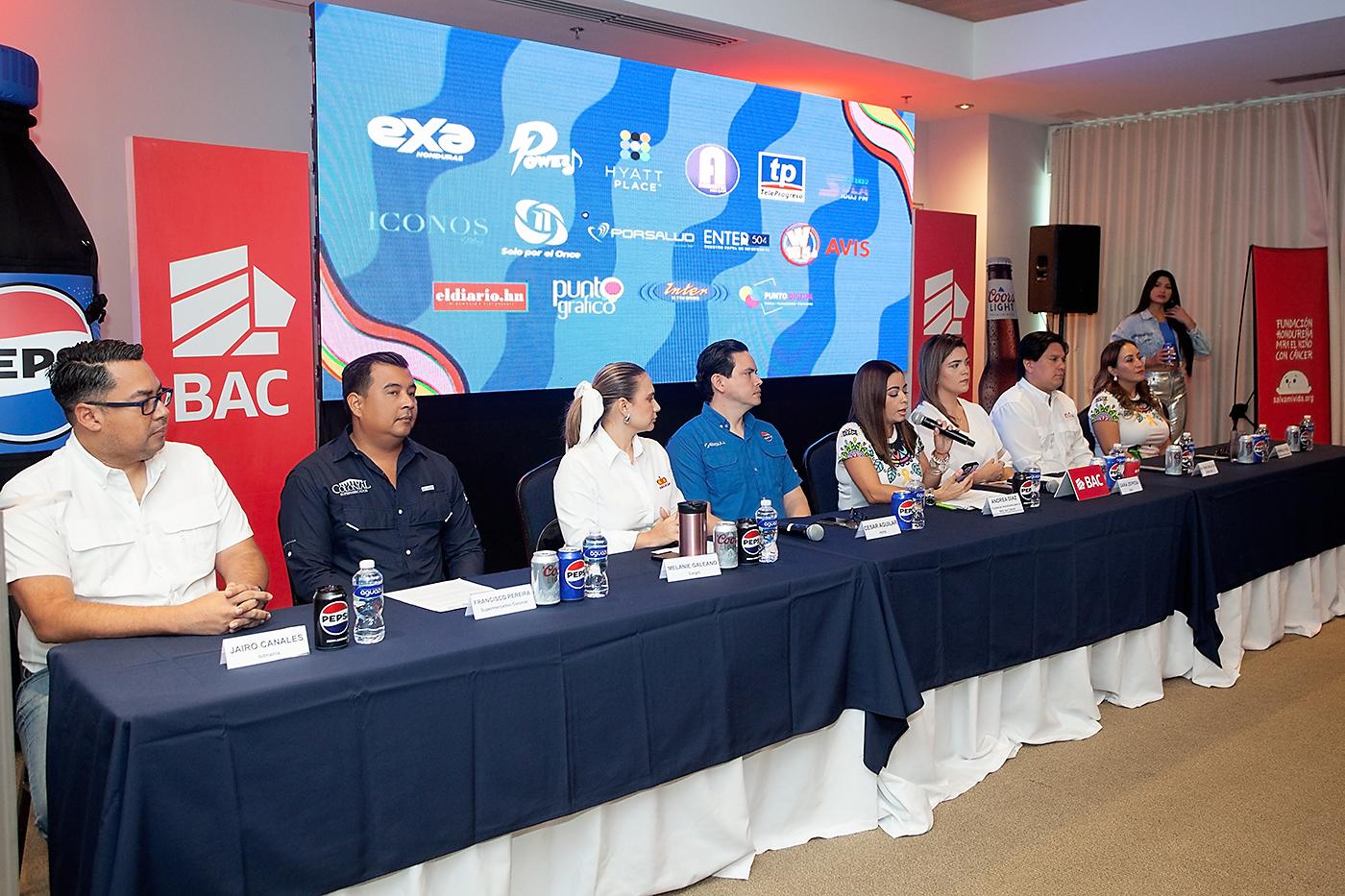 Representantes de marcas patrocinadoras y de la Fundación Hondureña para el Niño con Cáncer y de restaurantes.