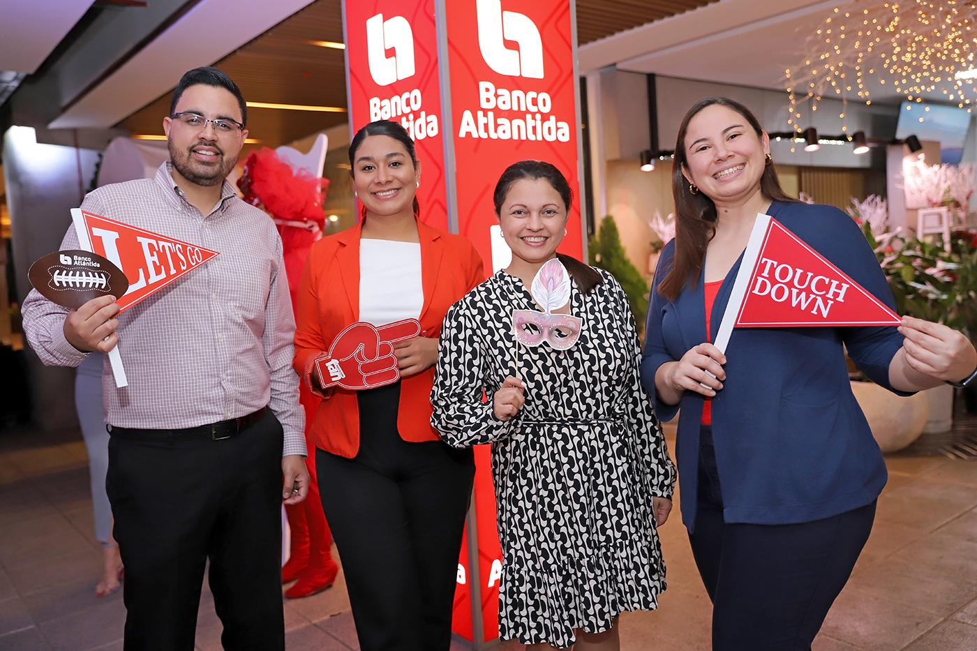 José Salvador, Diana Almendárez, Karen Orellana y Alejandra Peralta.