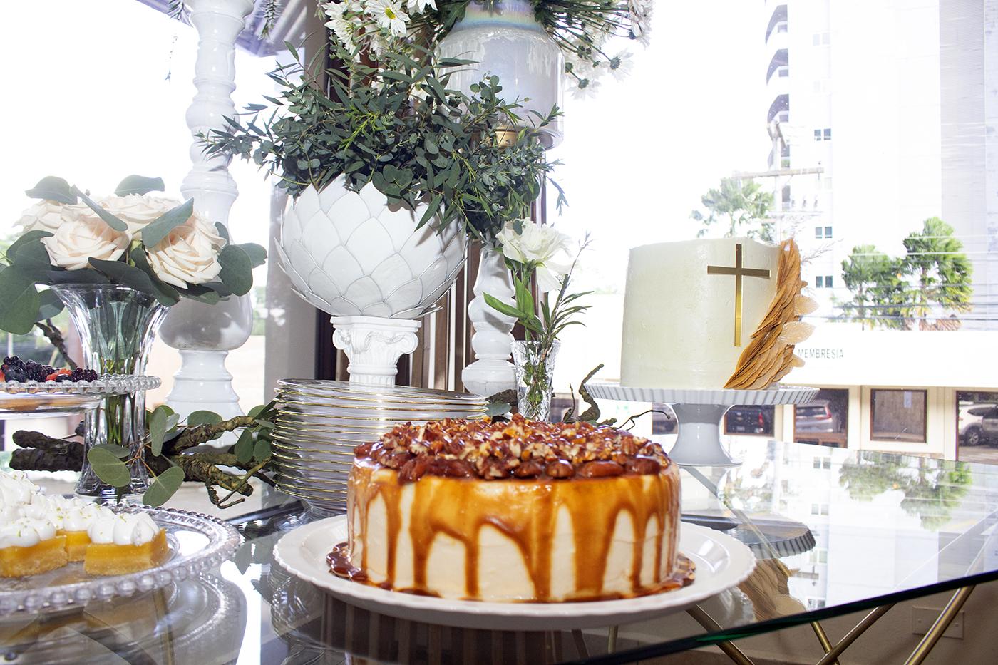 La mesa de postres con impecables detalles en blanco y follaje verde