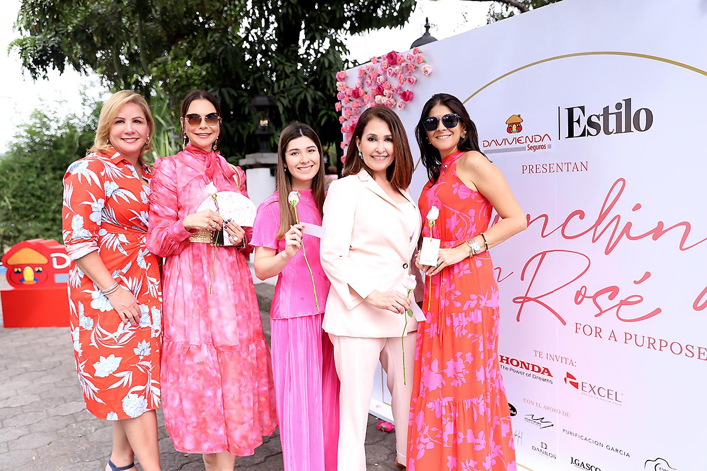 Ana Beatriz, Ceci Bertand, Hannah Sosa, Karen Mendoza y Juli Hernández.